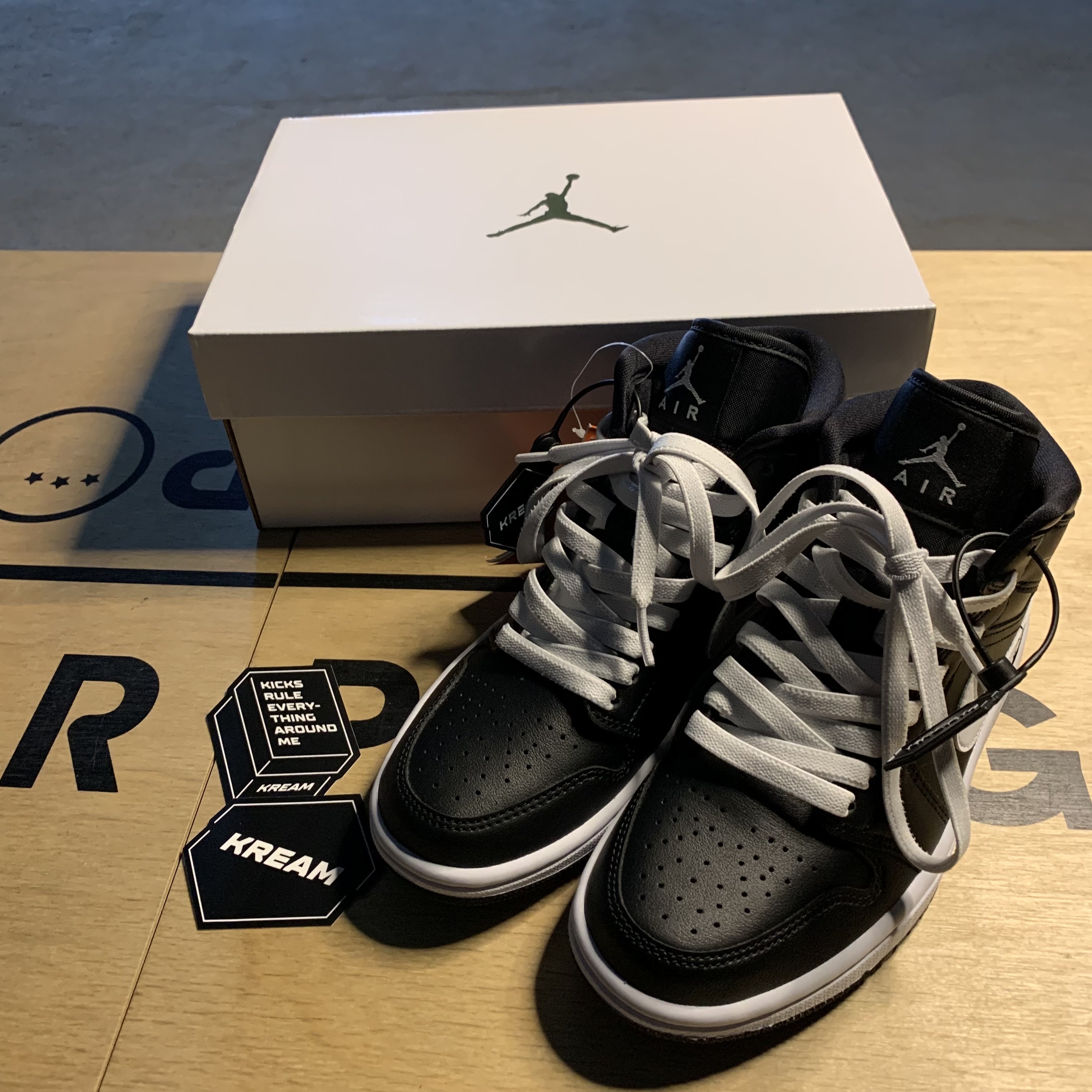 (W) Jordan 1 Mid Black White 착용 스타일 - 1