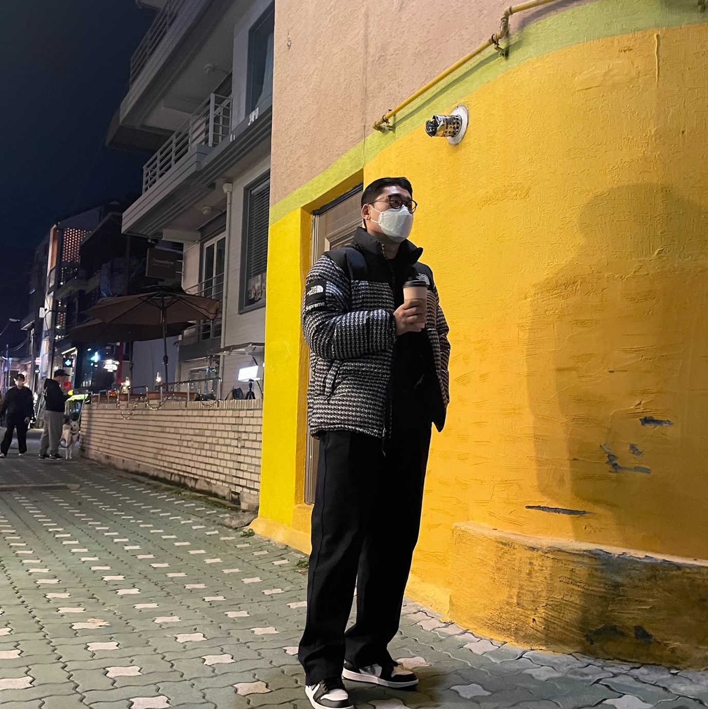 Supreme x The North Face Studded Nuptse Jacket Black - 21SS, Jordan 1 Low Black Particle Grey 착용 스타일
