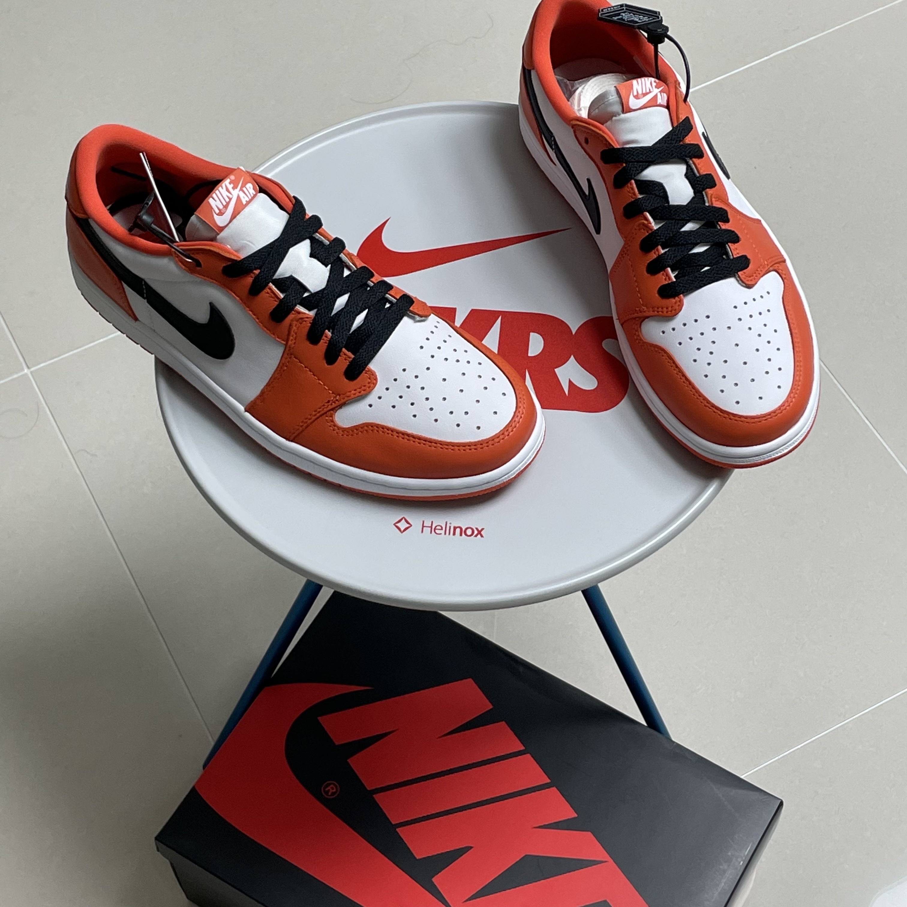 Jordan 1 Low OG Starfish, Helinox x Nike SNKRS 4th Anniversary Side Table M 착용 스타일