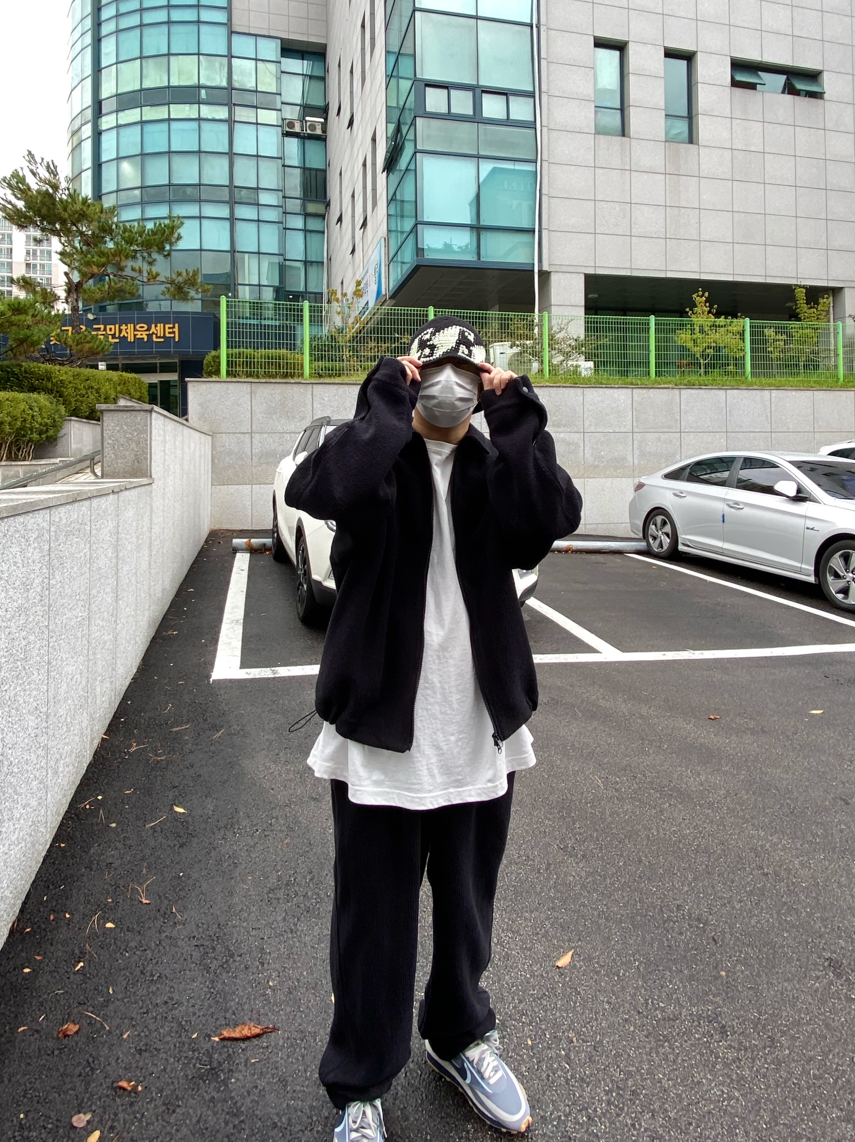 Nike x Sacai x Clot LDWaffle Cool Grey, Stussy Waves Knit Bucket Hat Black 착용 스타일 - 2