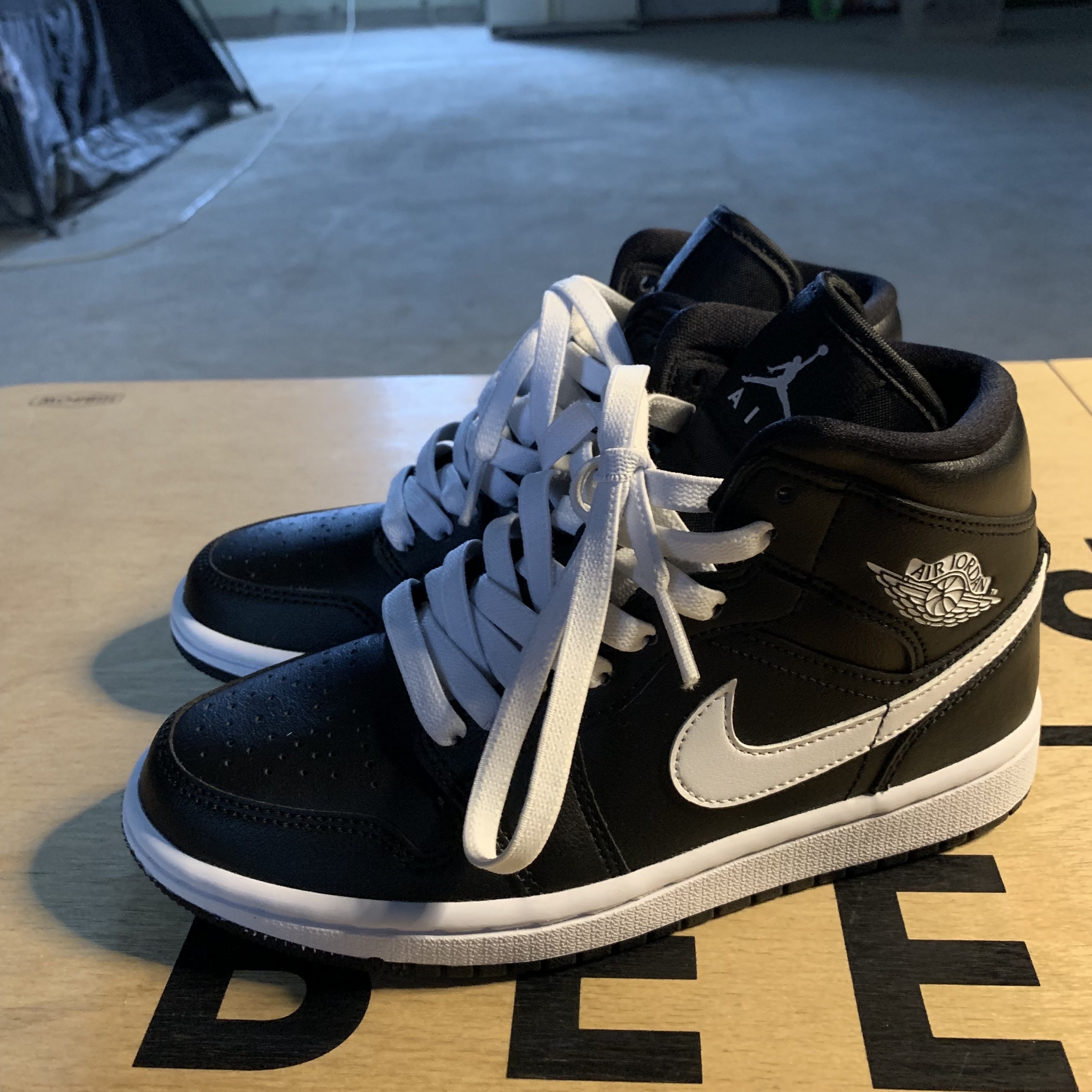 (W) Jordan 1 Mid Black White 착용 스타일 - 2