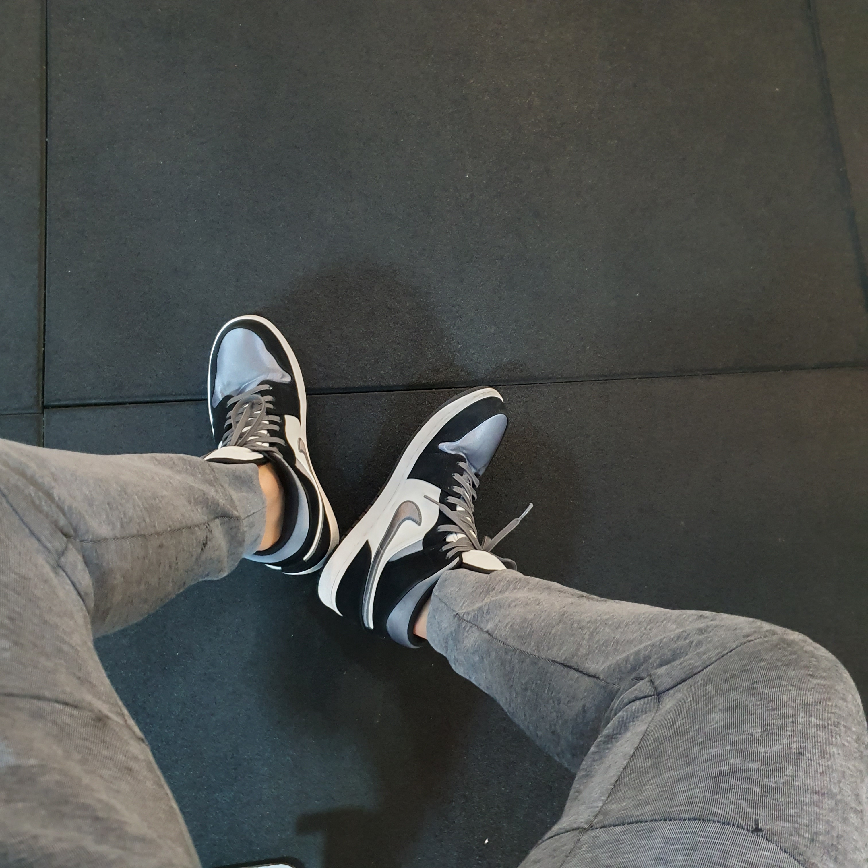 Jordan 1 Mid Satin Grey Toe 착용 스타일