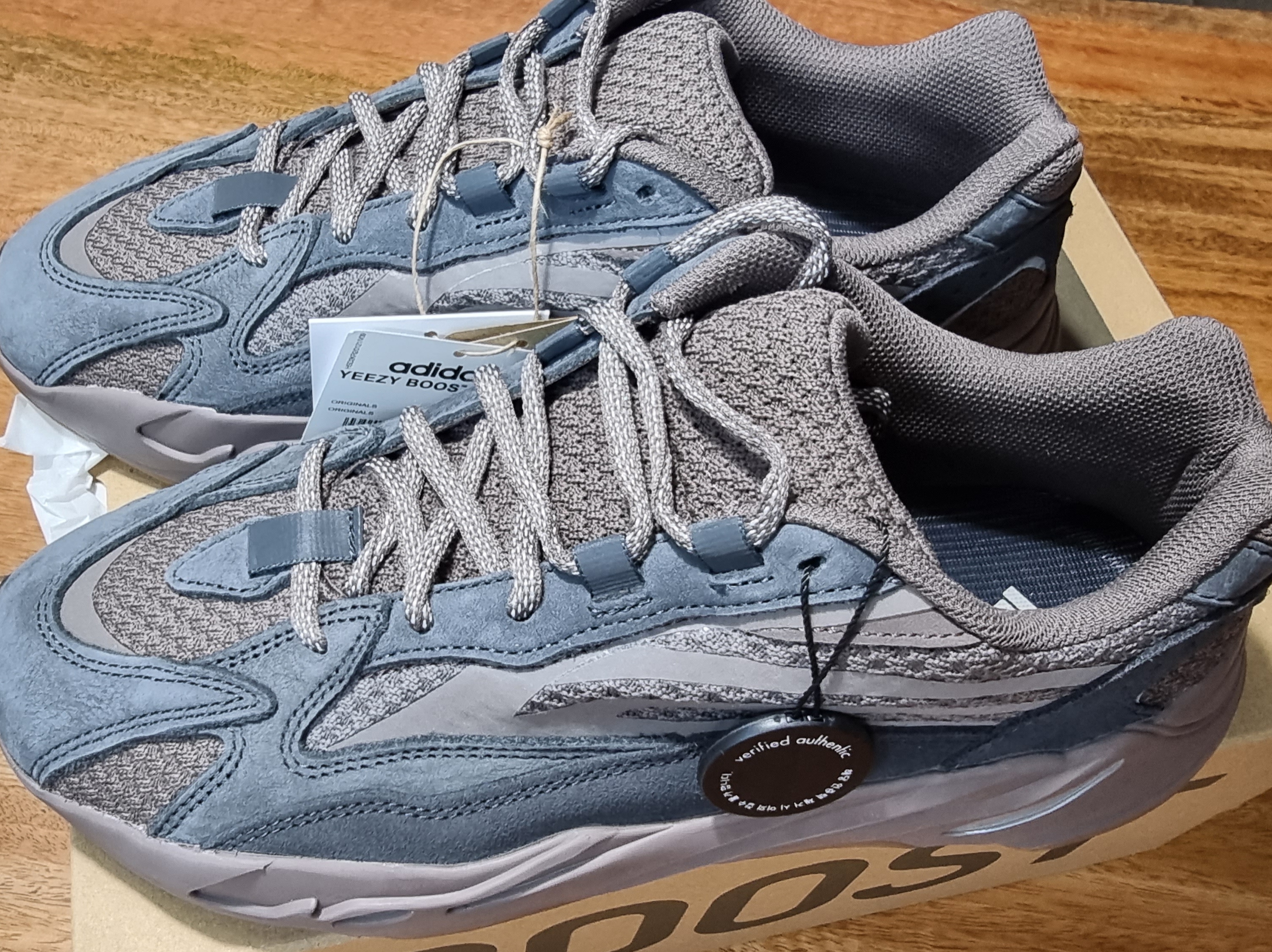 Adidas Yeezy Boost 700 V2 Mauve 착용 스타일