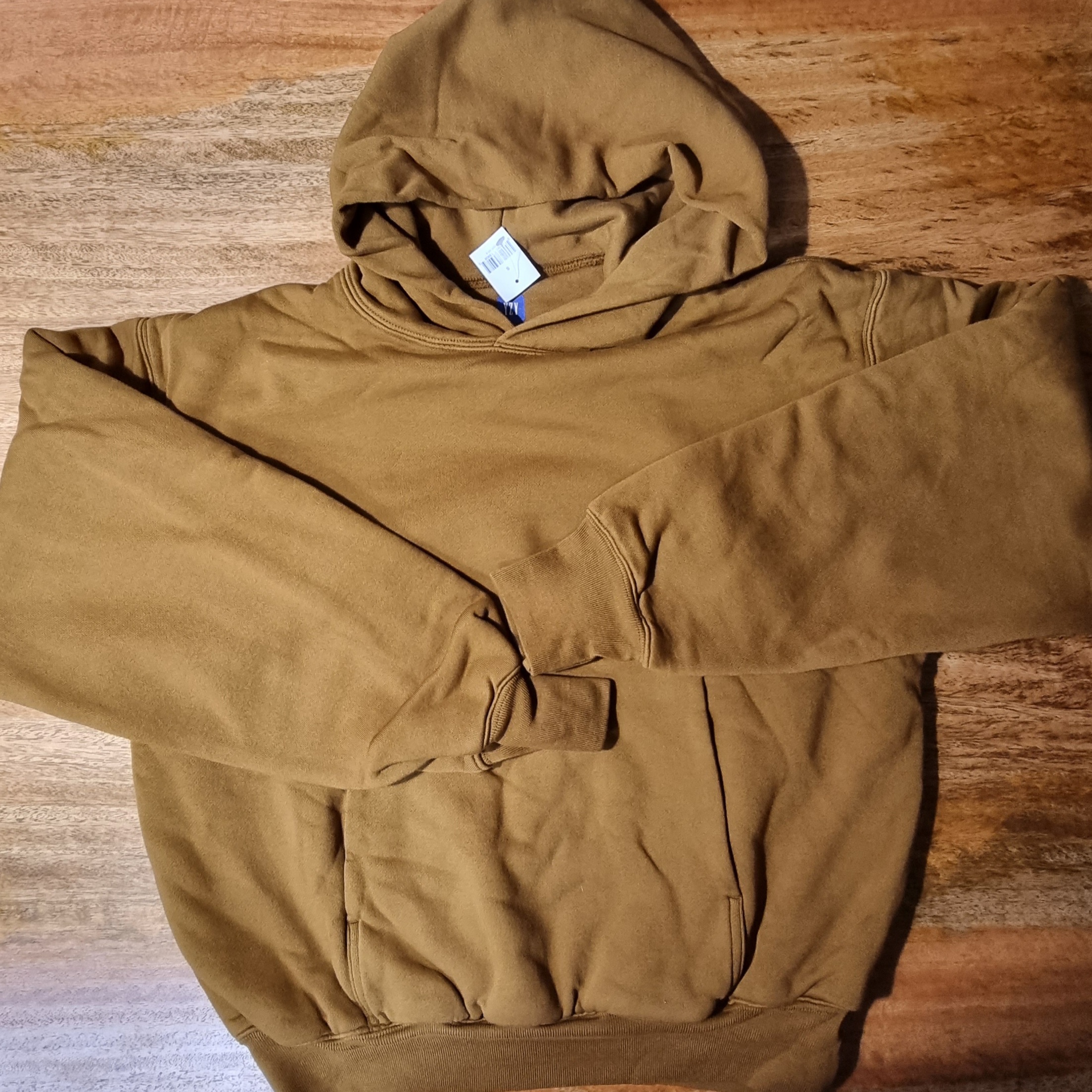 Yeezy Gap Hoodie Light Brown, Yeezy Gap Hoodie Blue 착용 스타일 - 1