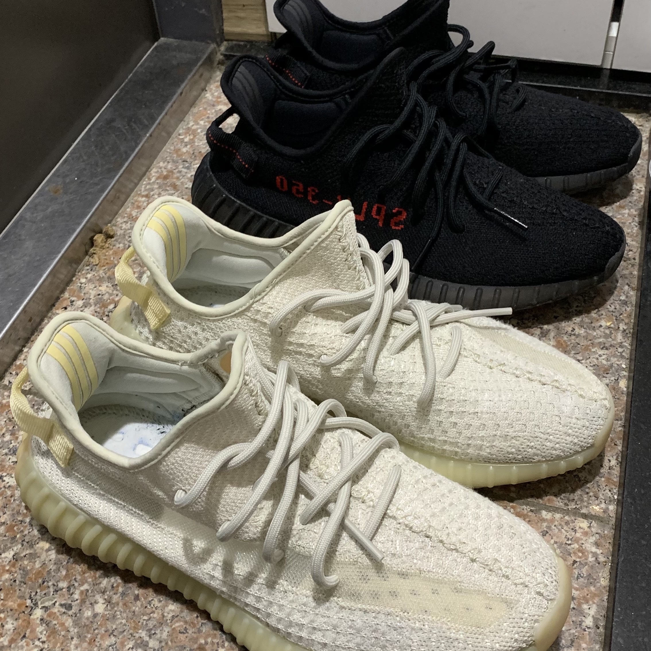 Adidas Yeezy Boost 350 V2 Light, Adidas Yeezy Boost 350 V2 Black Red 2020 착용 스타일 - 4