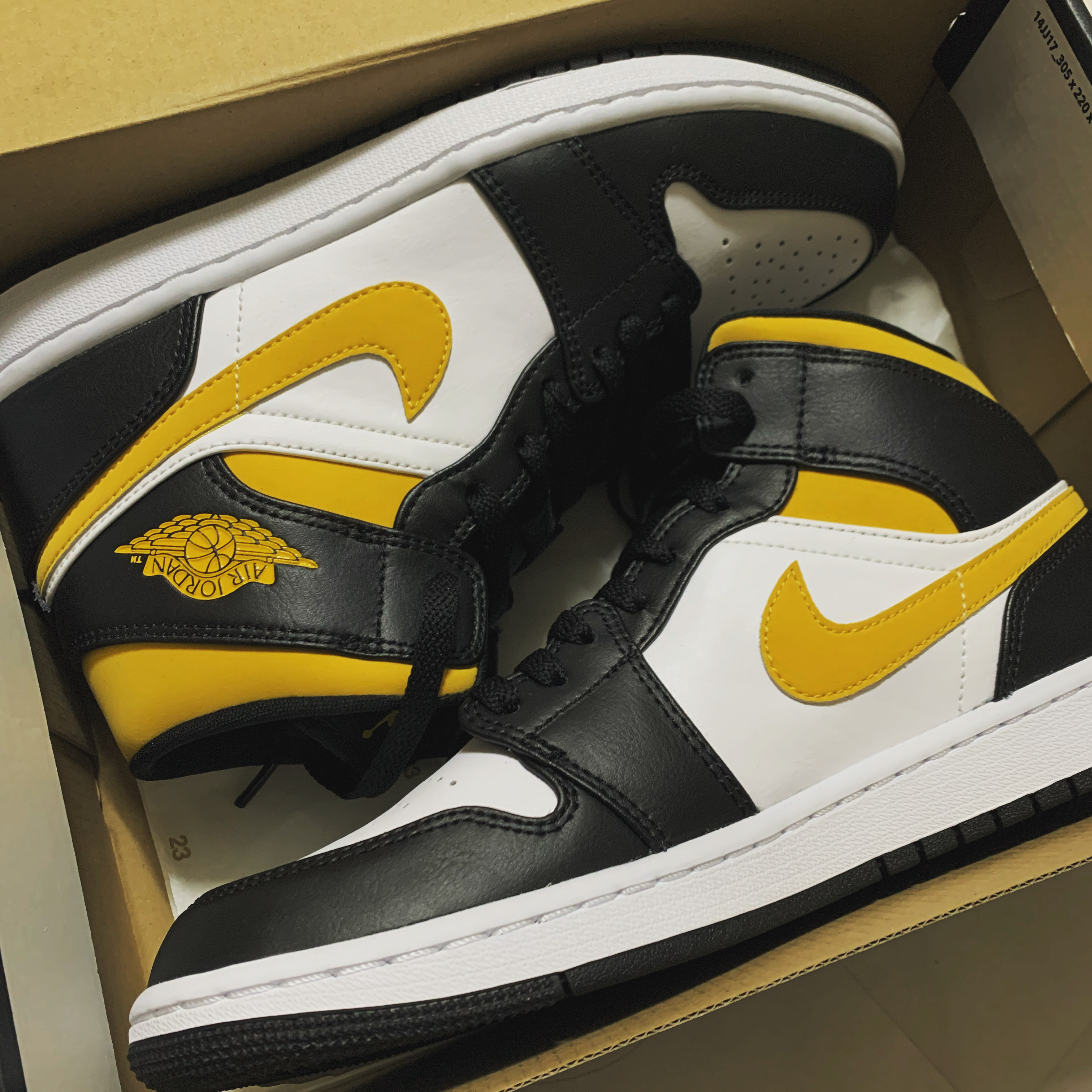 Jordan 1 Mid Pollen 착용 스타일