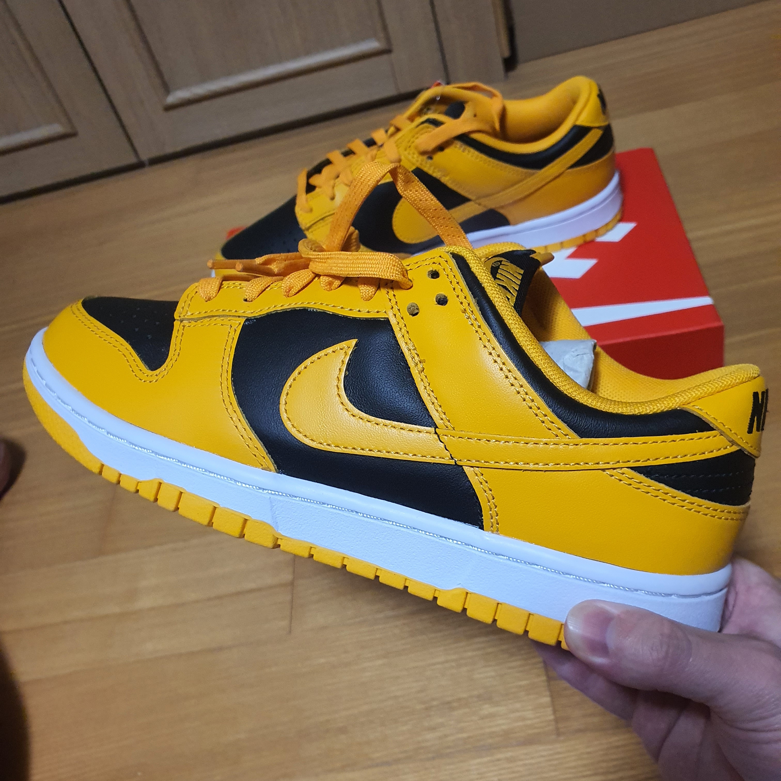 Nike Dunk Low Retro Championship Goldenrod 착용 스타일 - 4
