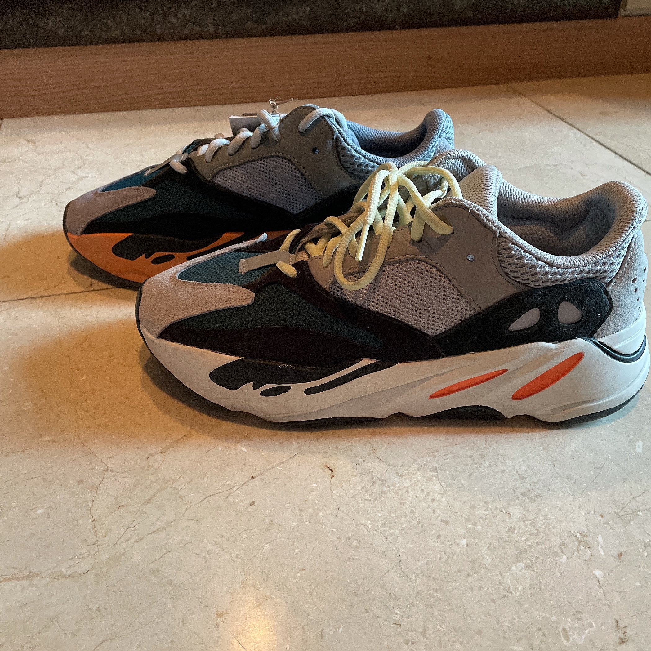 Adidas Yeezy Boost 700 Wash Orange, Adidas Yeezy Boost 700 Wave Runner Solid Grey 2017/2019 착용 스타일