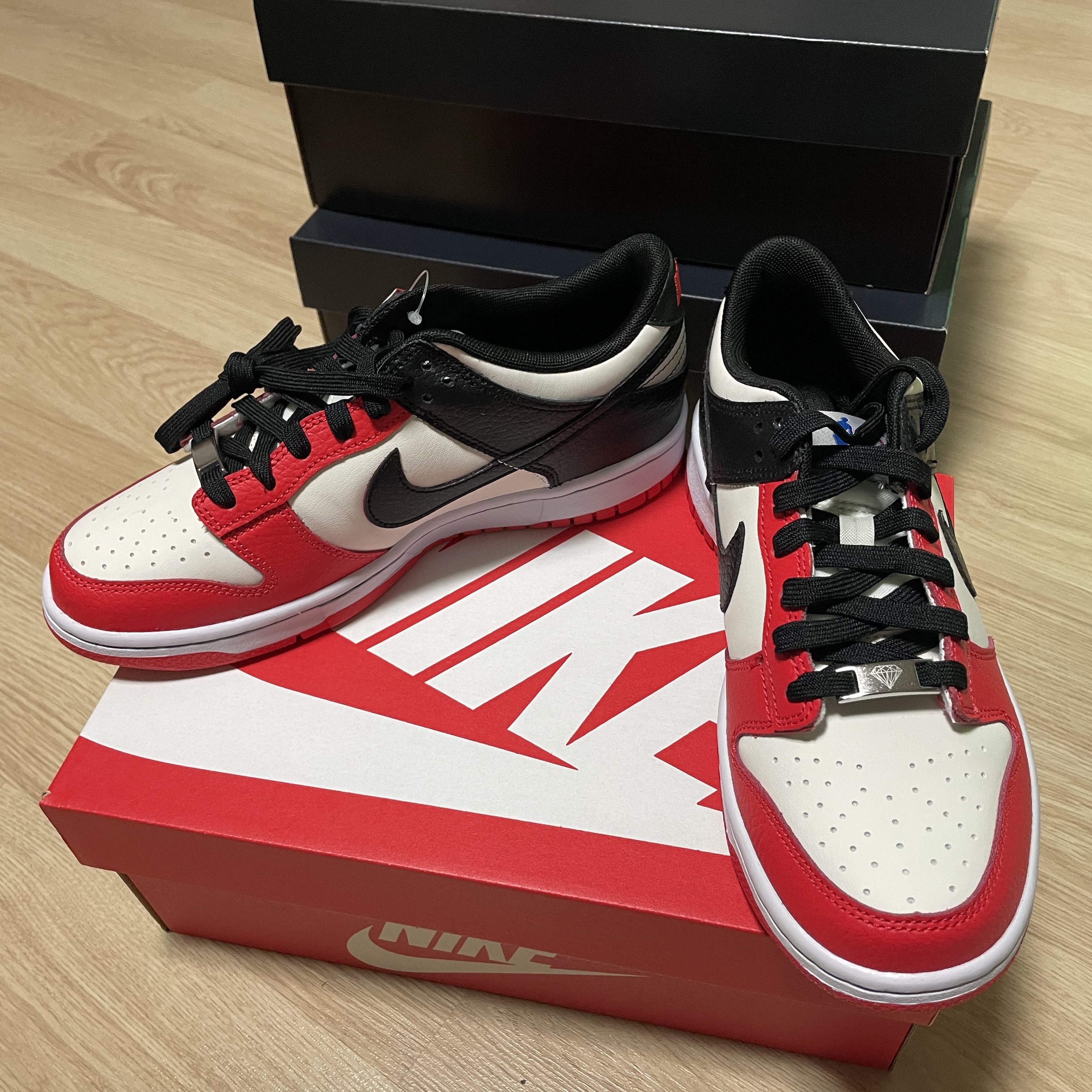 (GS) Nike x NBA Dunk Low Black and Chile Red 착용 스타일