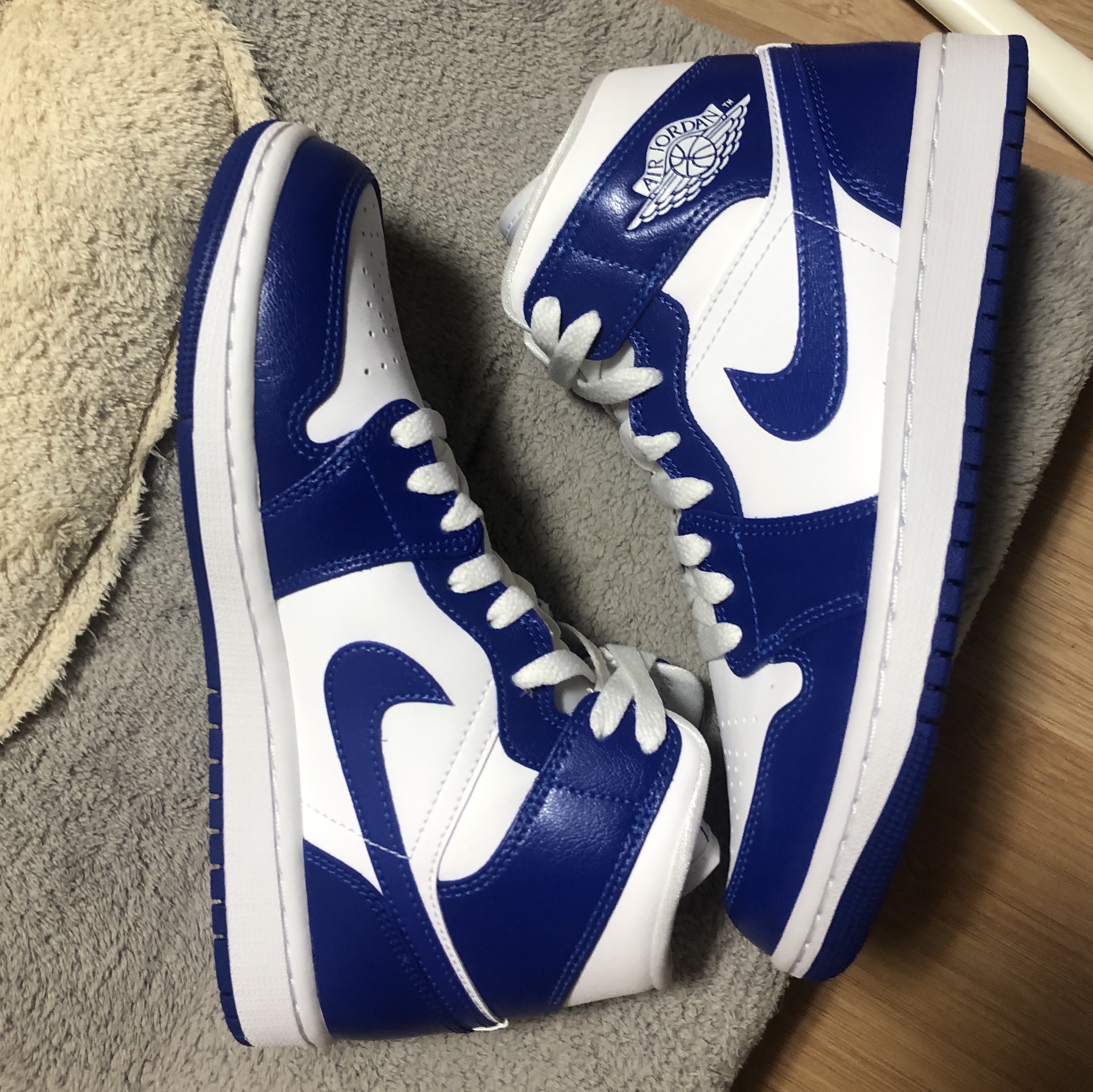 (W) Jordan 1 Mid White Hyper Royal 착용 스타일