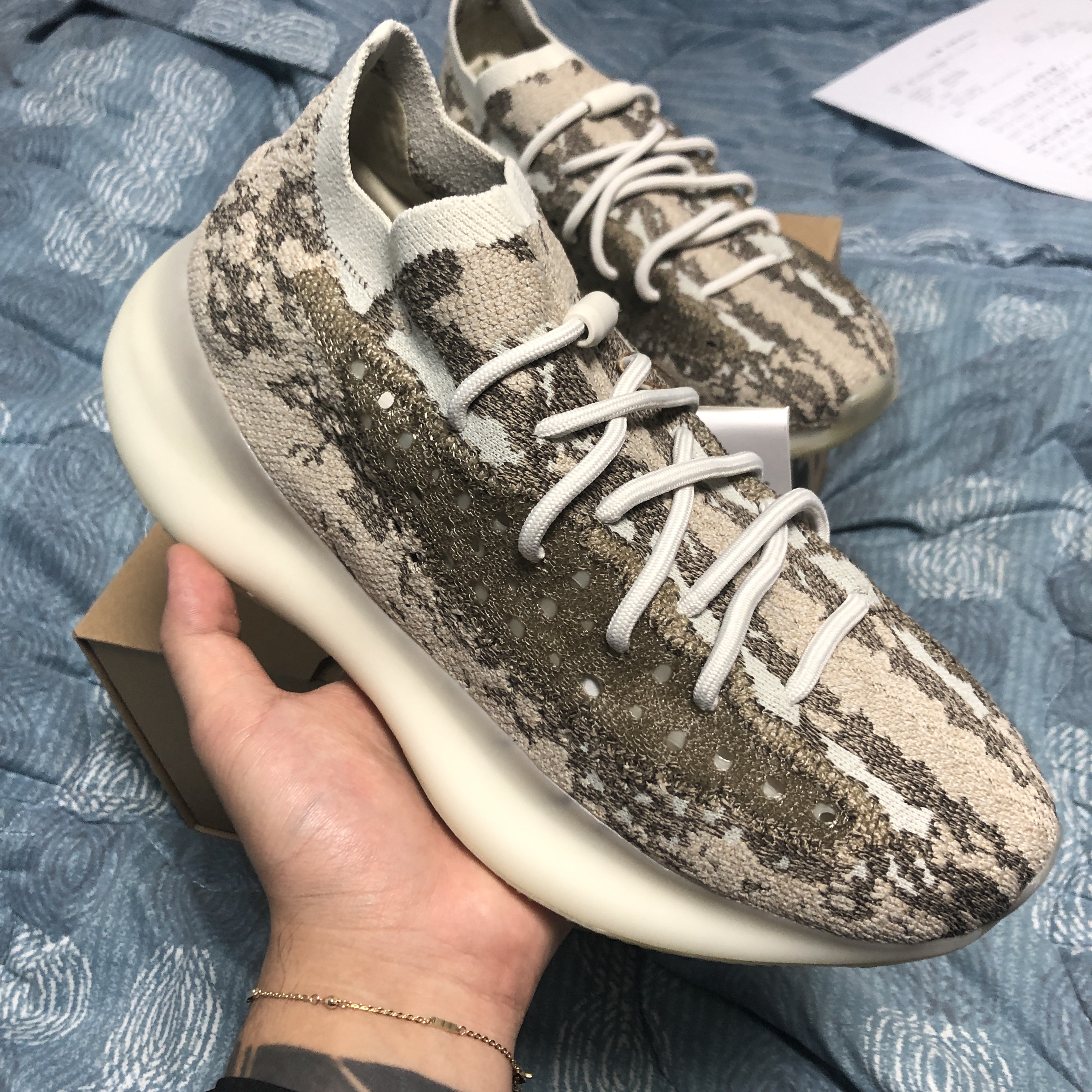 Adidas Yeezy Boost 380 Pyrite 착용 스타일 - 2