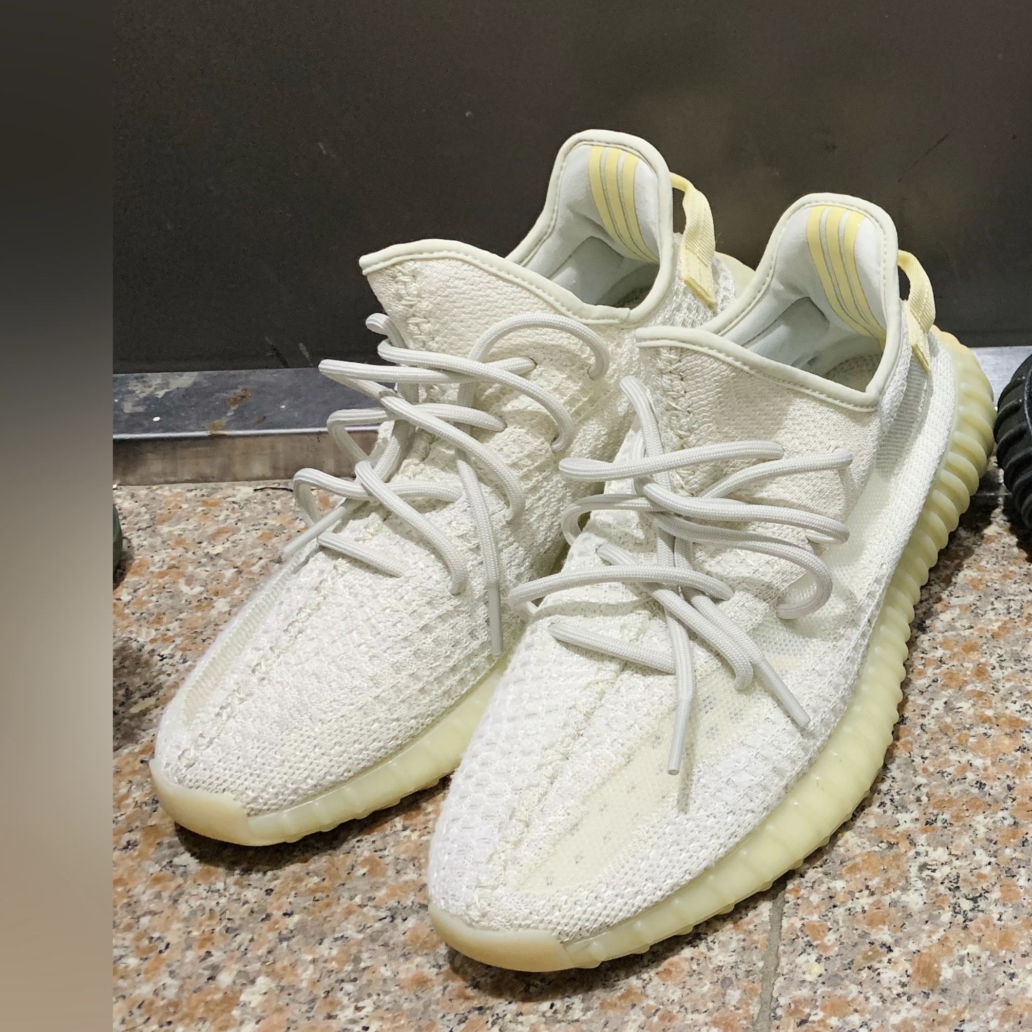 Adidas Yeezy Boost 350 V2 Light, Adidas Yeezy Boost 350 V2 Black Red 2020 착용 스타일 - 1