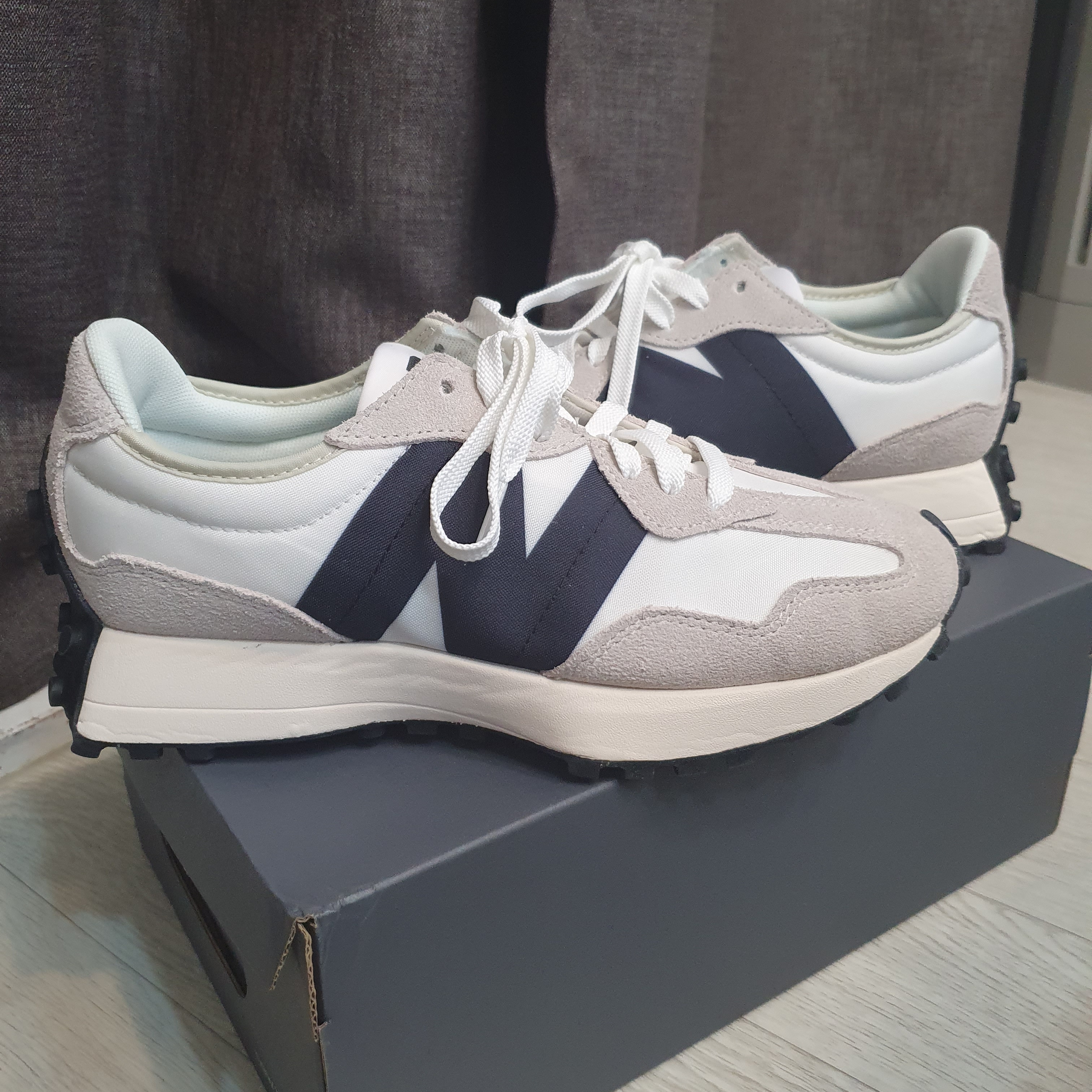 New Balance 327 White Black 착용 스타일