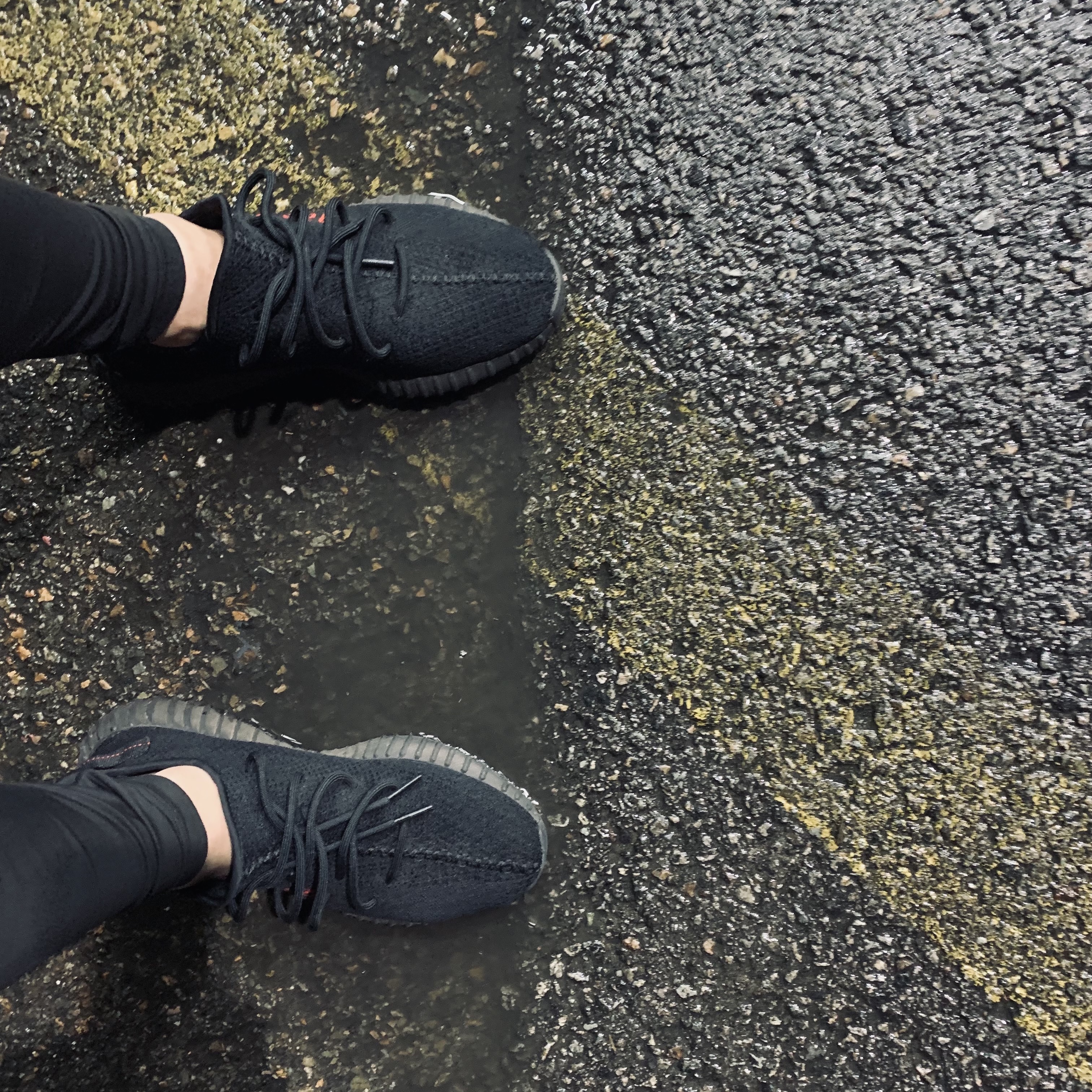 Adidas Yeezy Boost 350 V2 Light, Adidas Yeezy Boost 350 V2 Black Red 2020 착용 스타일 - 5