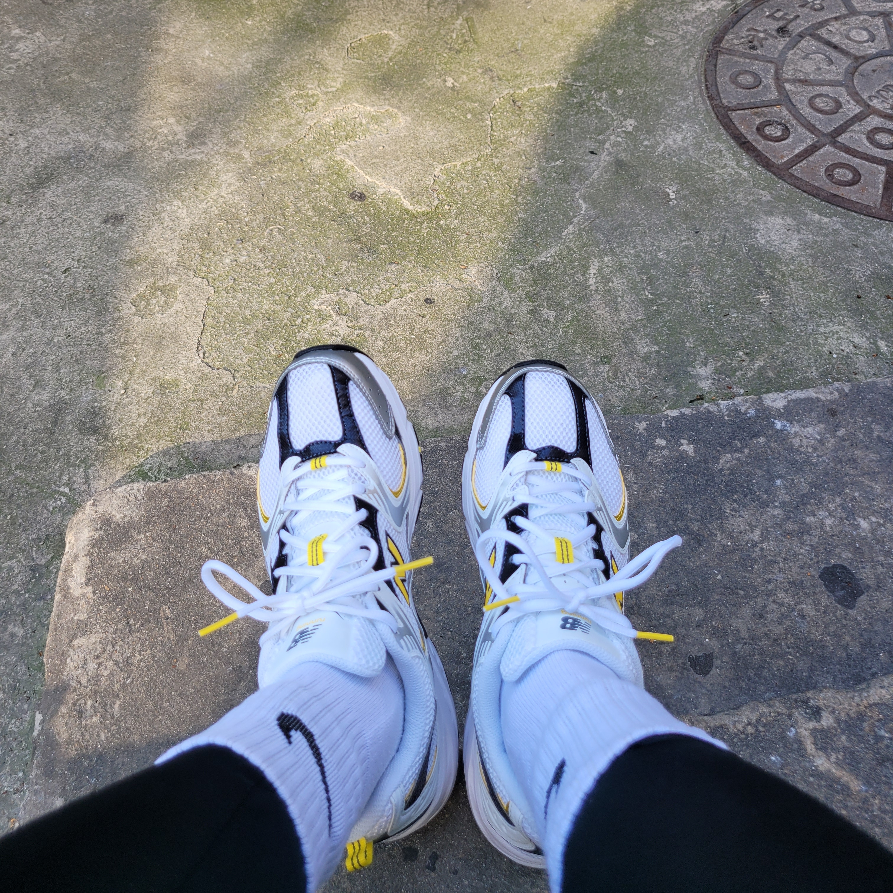 New Balance 530 White Yellow 착용 스타일