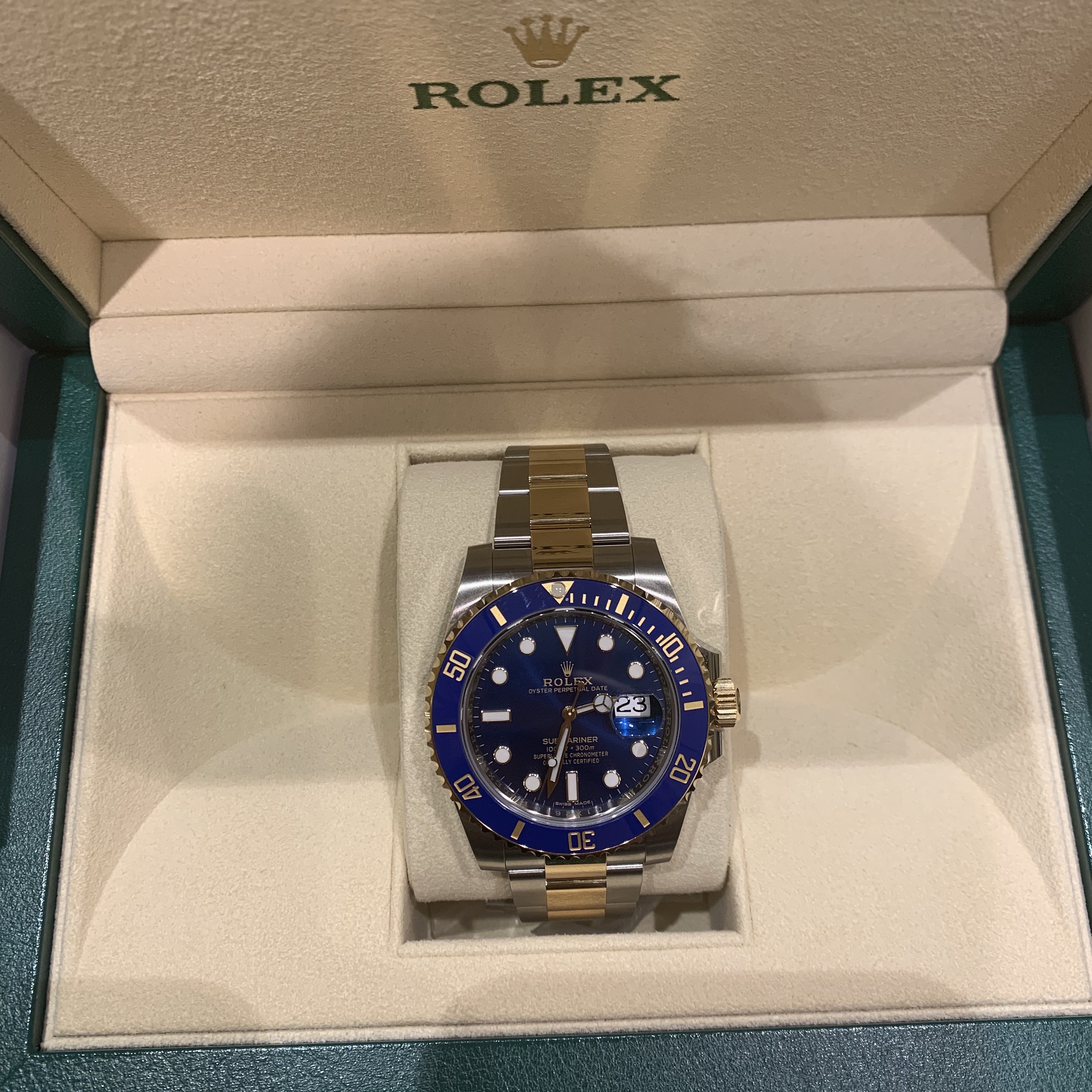 Rolex Submariner Date 41mm 126613LB Royal Blue Oyster 착용 스타일 - 3