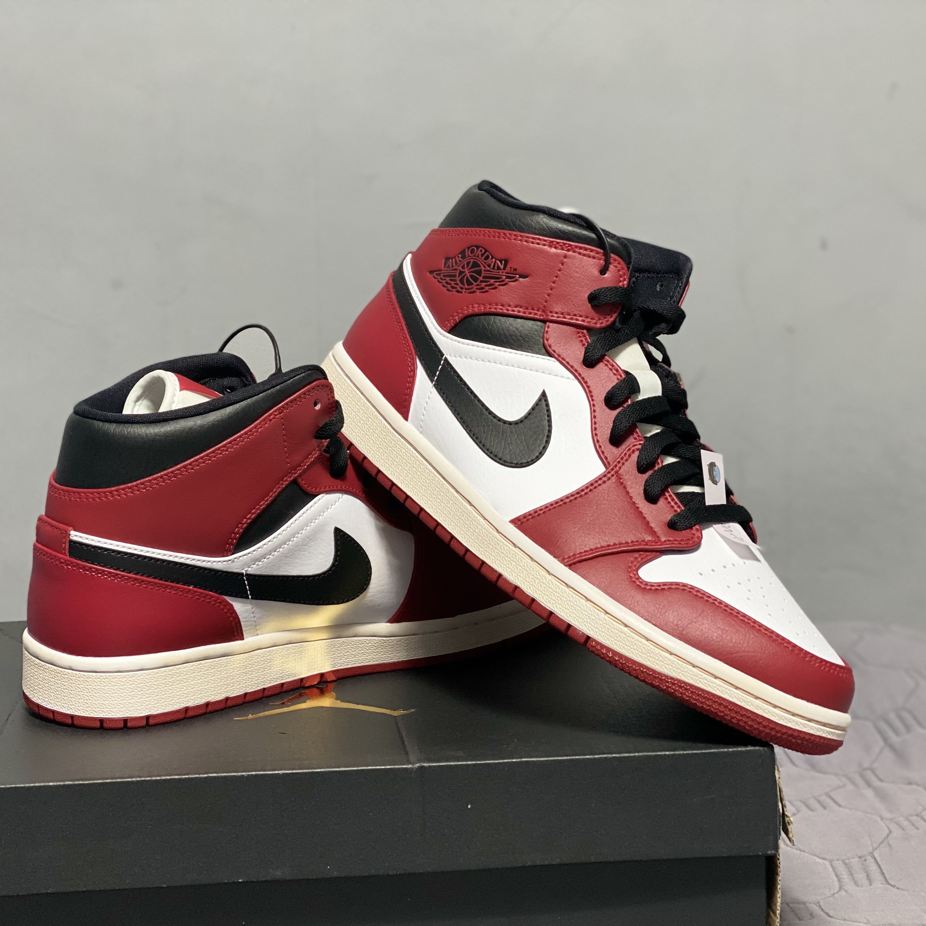 Jordan 1 Mid Chicago 2020 착용 스타일 - 1