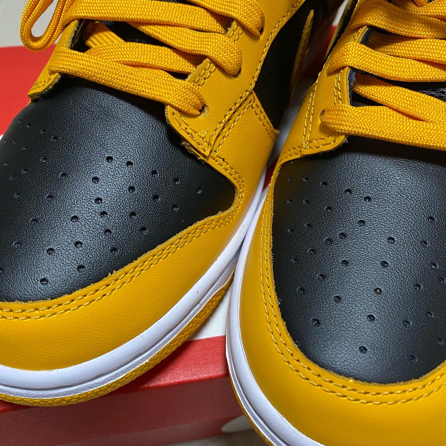 Nike Dunk Low Retro Championship Goldenrod 착용 스타일 - 3