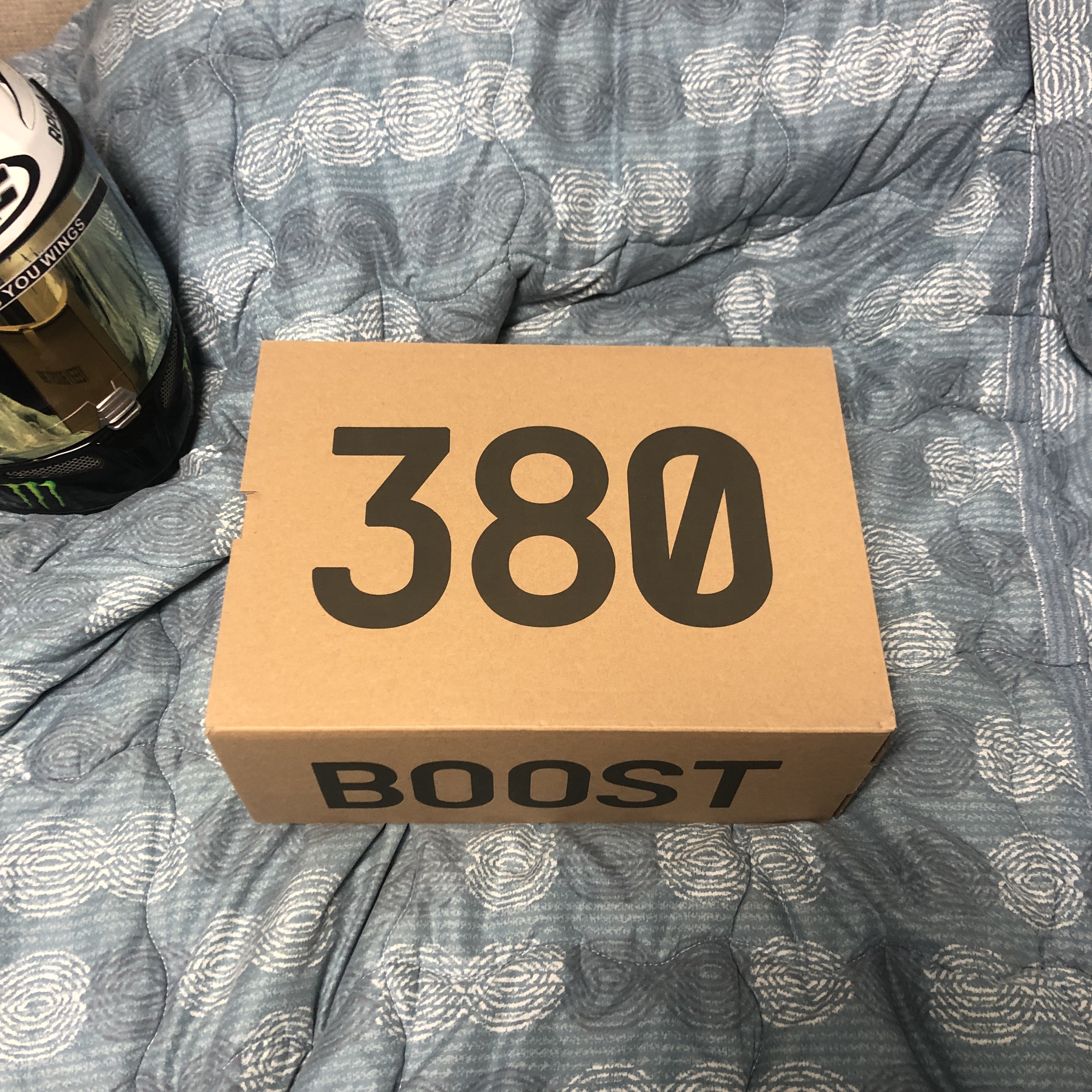 Adidas Yeezy Boost 380 Pyrite 착용 스타일 - 1