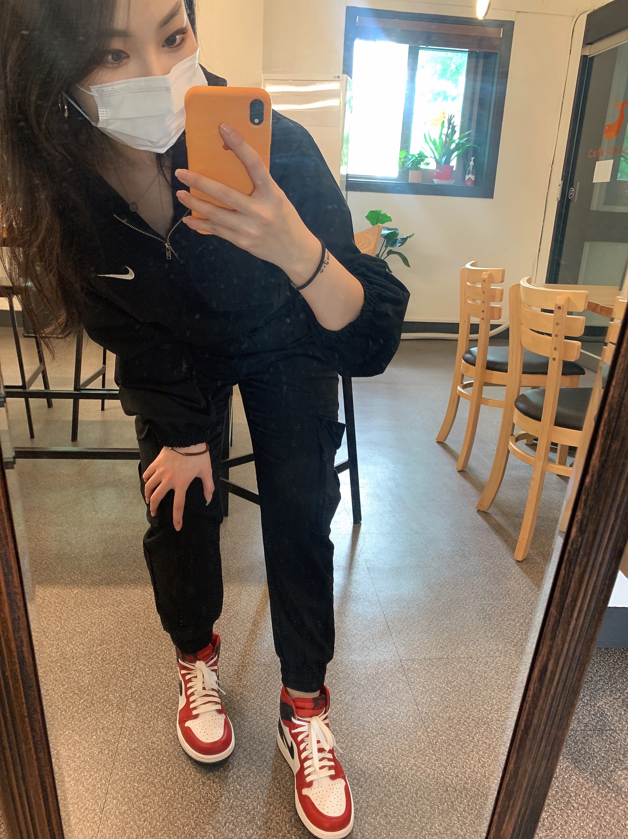 (W) Jordan 1 Retro High Satin Red 착용 스타일