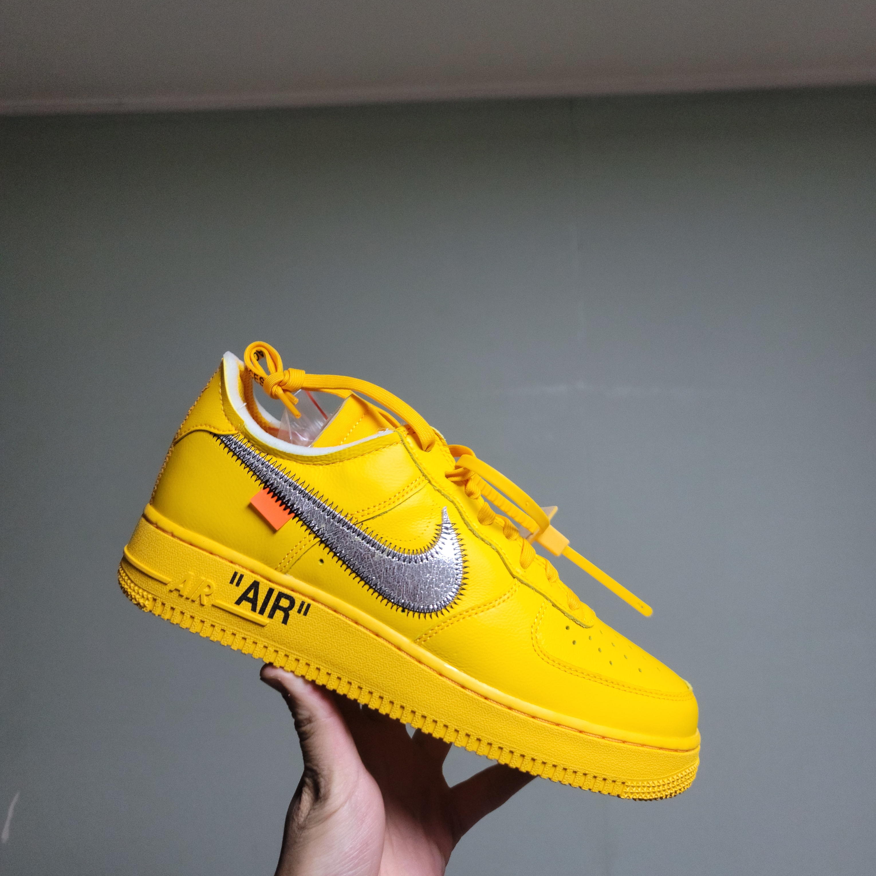 Nike x Off-White Air Force 1 '07 University Gold 착용 스타일