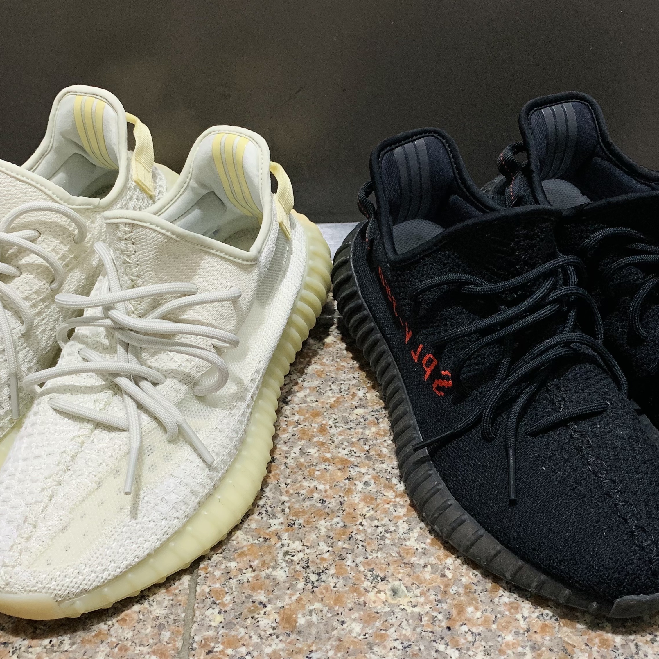 Adidas Yeezy Boost 350 V2 Light, Adidas Yeezy Boost 350 V2 Black Red 2020 착용 스타일 - 3