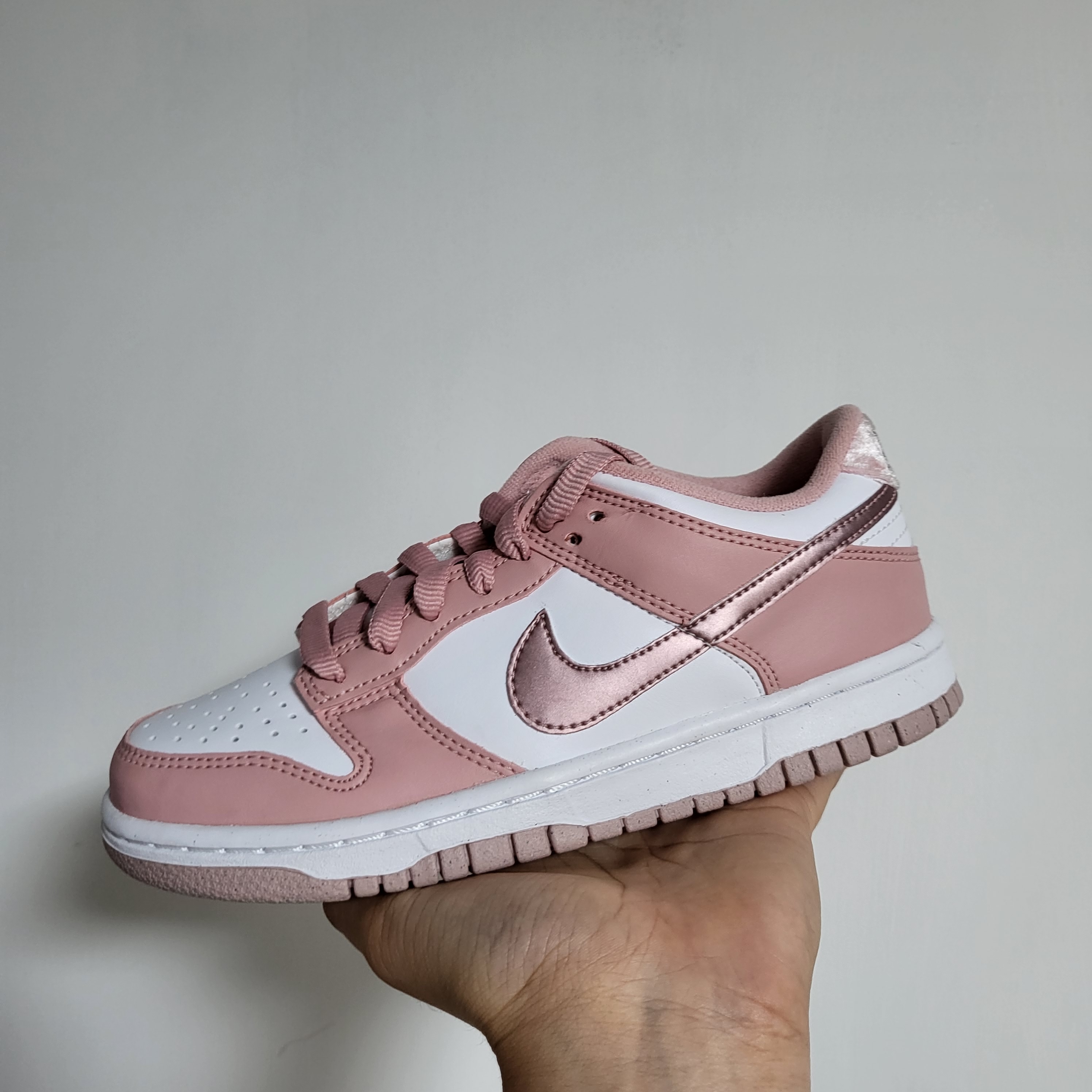 (GS) Nike Dunk Low Pink Velvet 착용 스타일 - 1