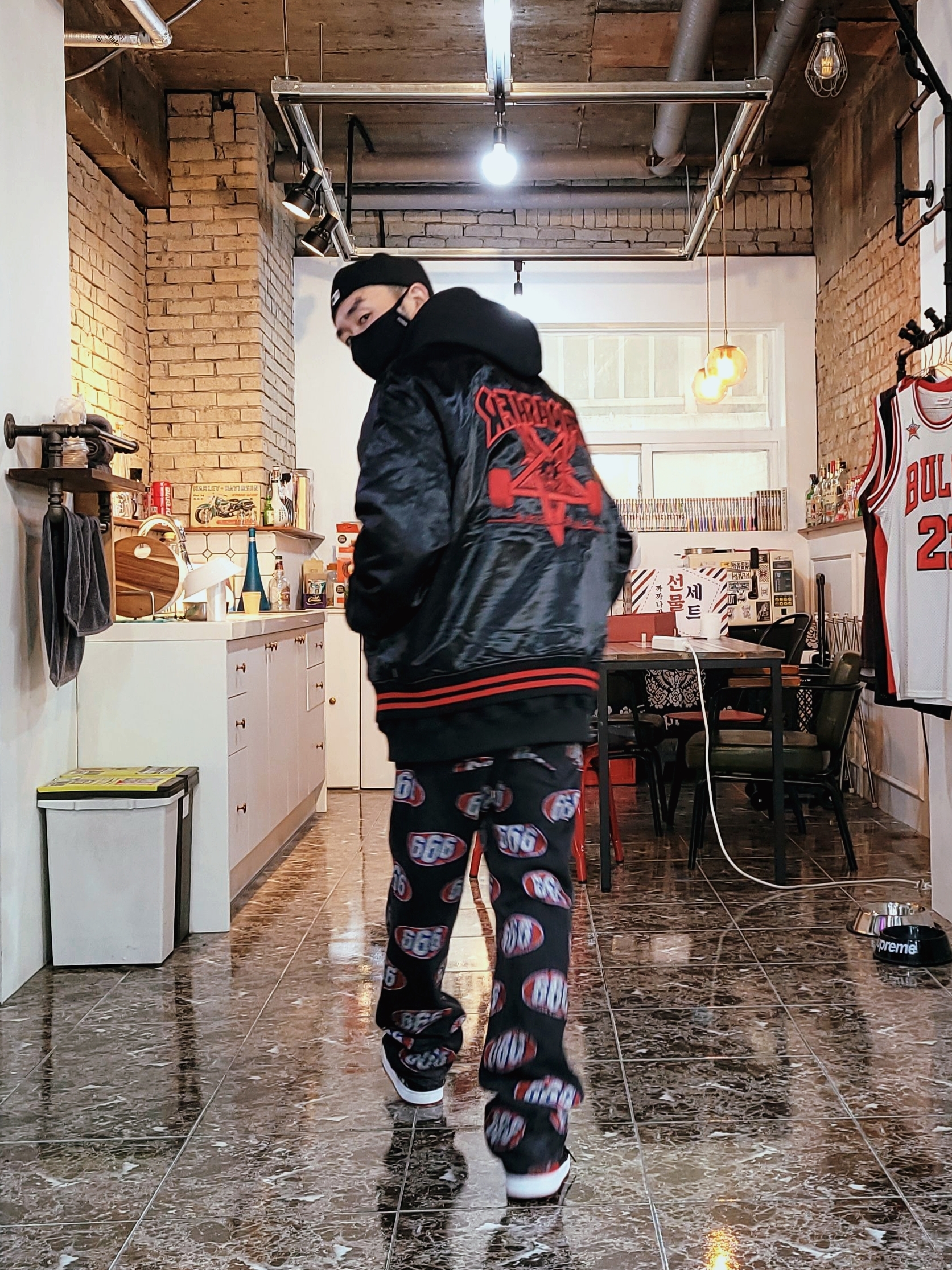 Supreme x Thrasher Satin Varsity Jacket Black - 21FW, Jordan 1 Mid Bred Banned 2020 착용 스타일