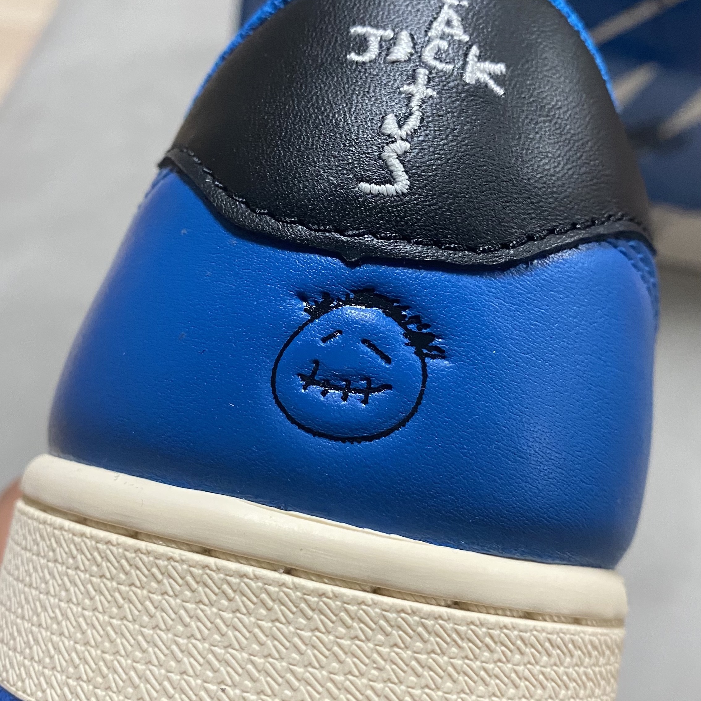 Jordan 1 x Travis Scott x Fragment Retro Low OG SP Military Blue 착용 스타일 - 2