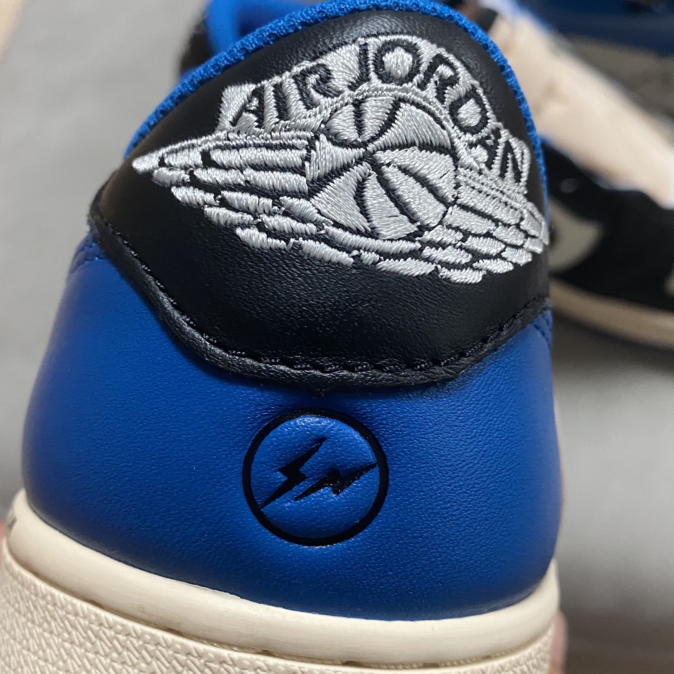Jordan 1 x Travis Scott x Fragment Retro Low OG SP Military Blue 착용 스타일 - 4