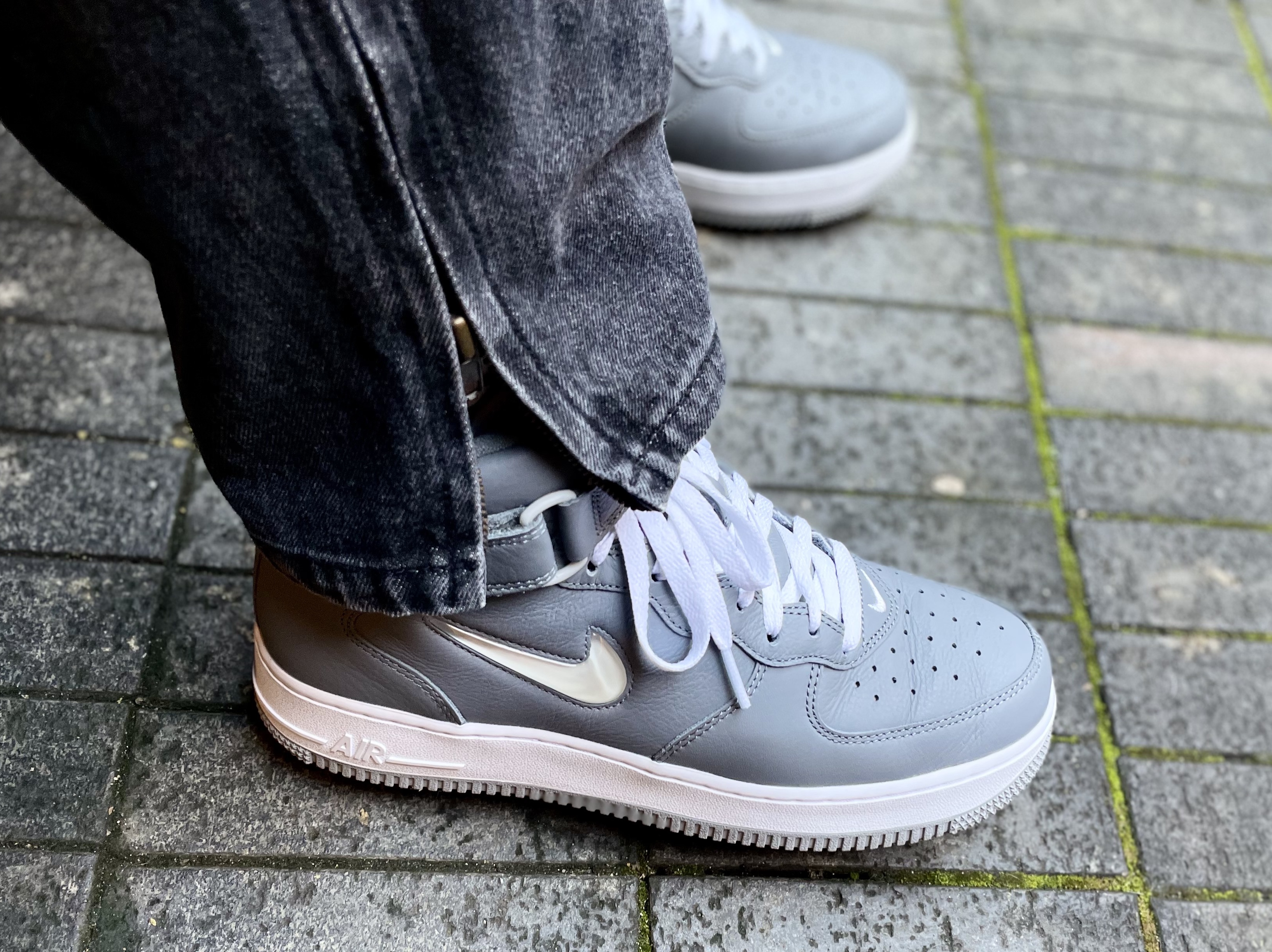 Nike Air Force 1 Mid QS NYC Cool Grey 착용 스타일