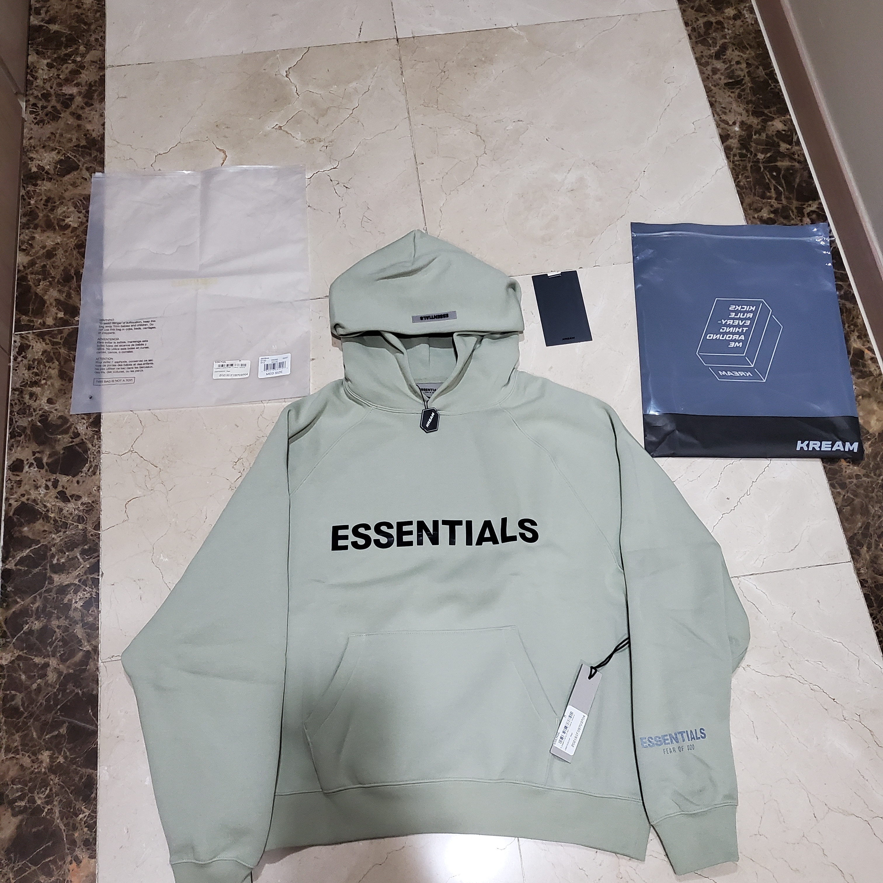 Essentials 3D Silicon Applique Pullover Hoodie Alfafa Sage - 20FW 착용 스타일 - 2