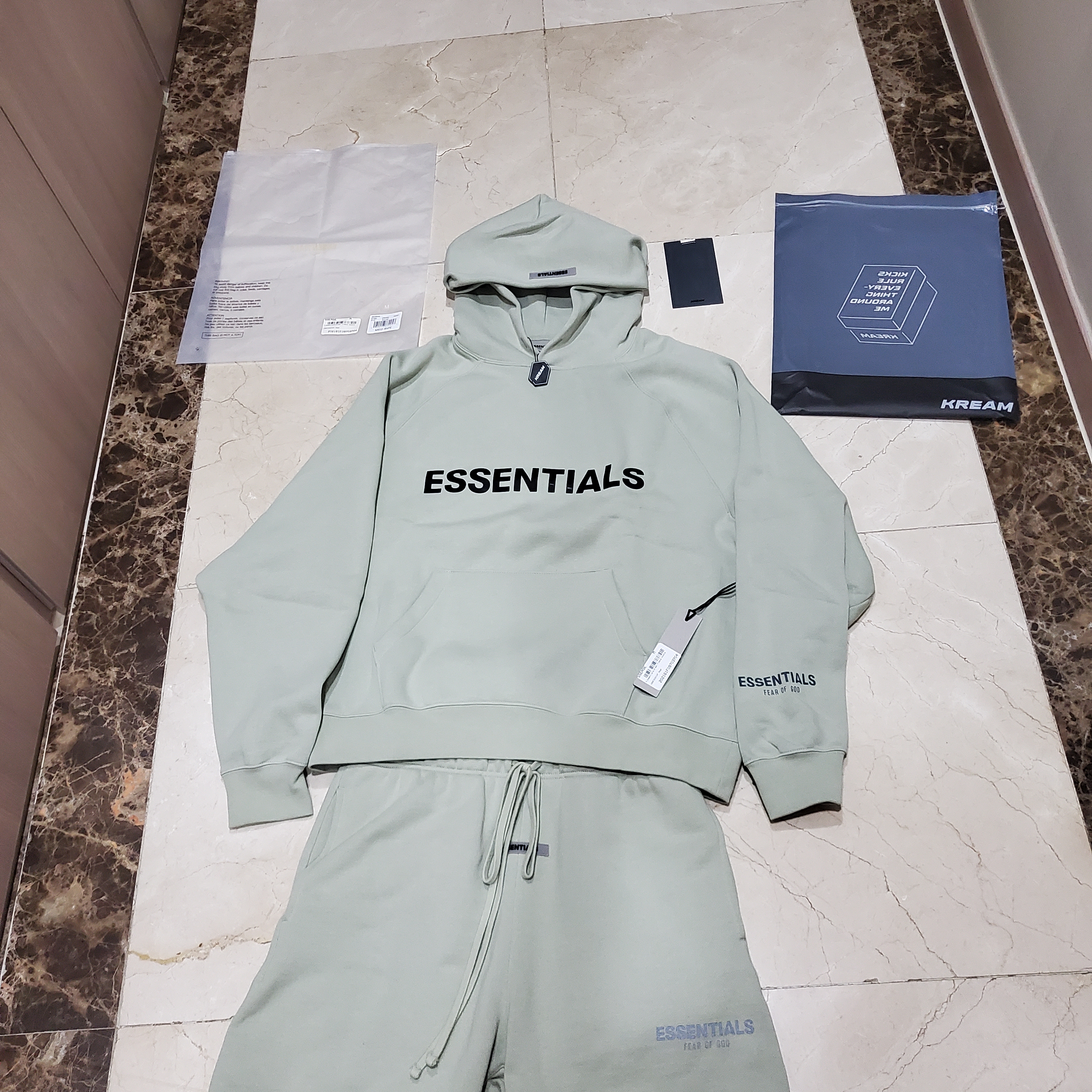 Essentials 3D Silicon Applique Pullover Hoodie Alfafa Sage - 20FW 착용 스타일 - 1