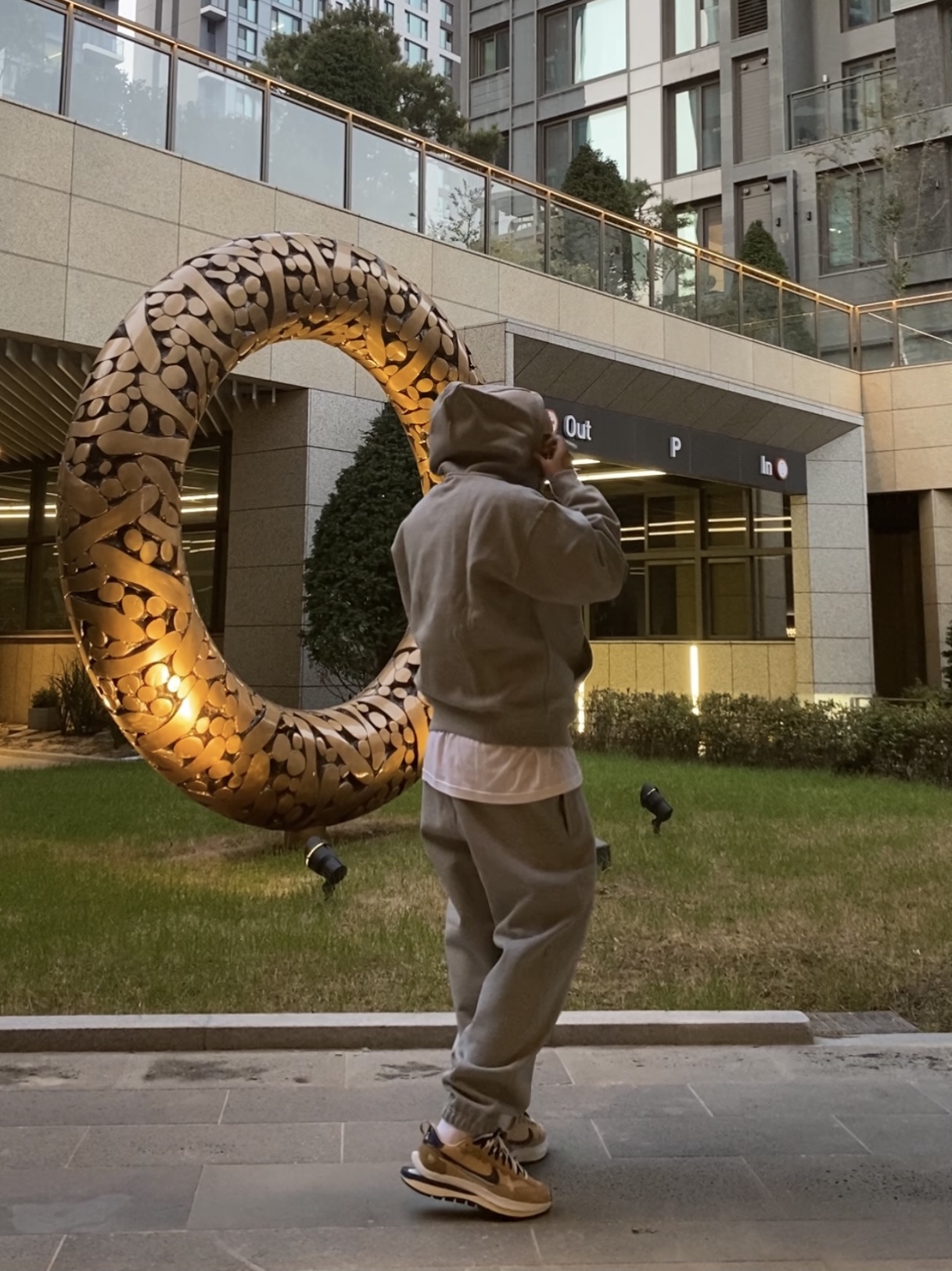 Nike x Sacai VaporWaffle Sesame and Blue Void, Nike NRG Solo Swoosh Fleece Hoodie Dark Grey Heather - US/EU 착용 스타일 - 1