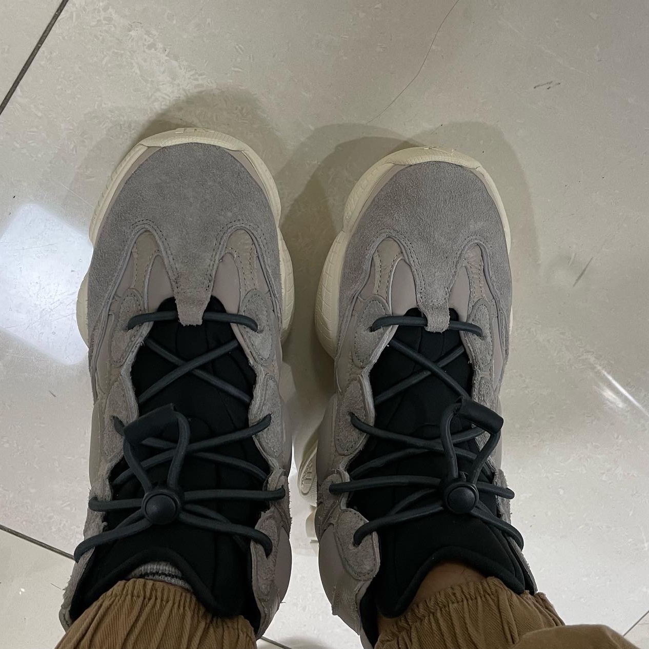 Adidas Yeezy 500 High Mist Stone 착용 스타일 - 4