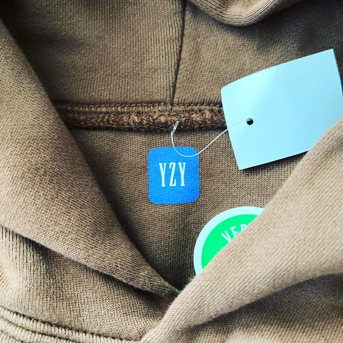 Yeezy Gap Hoodie Brown 착용 스타일 - 2