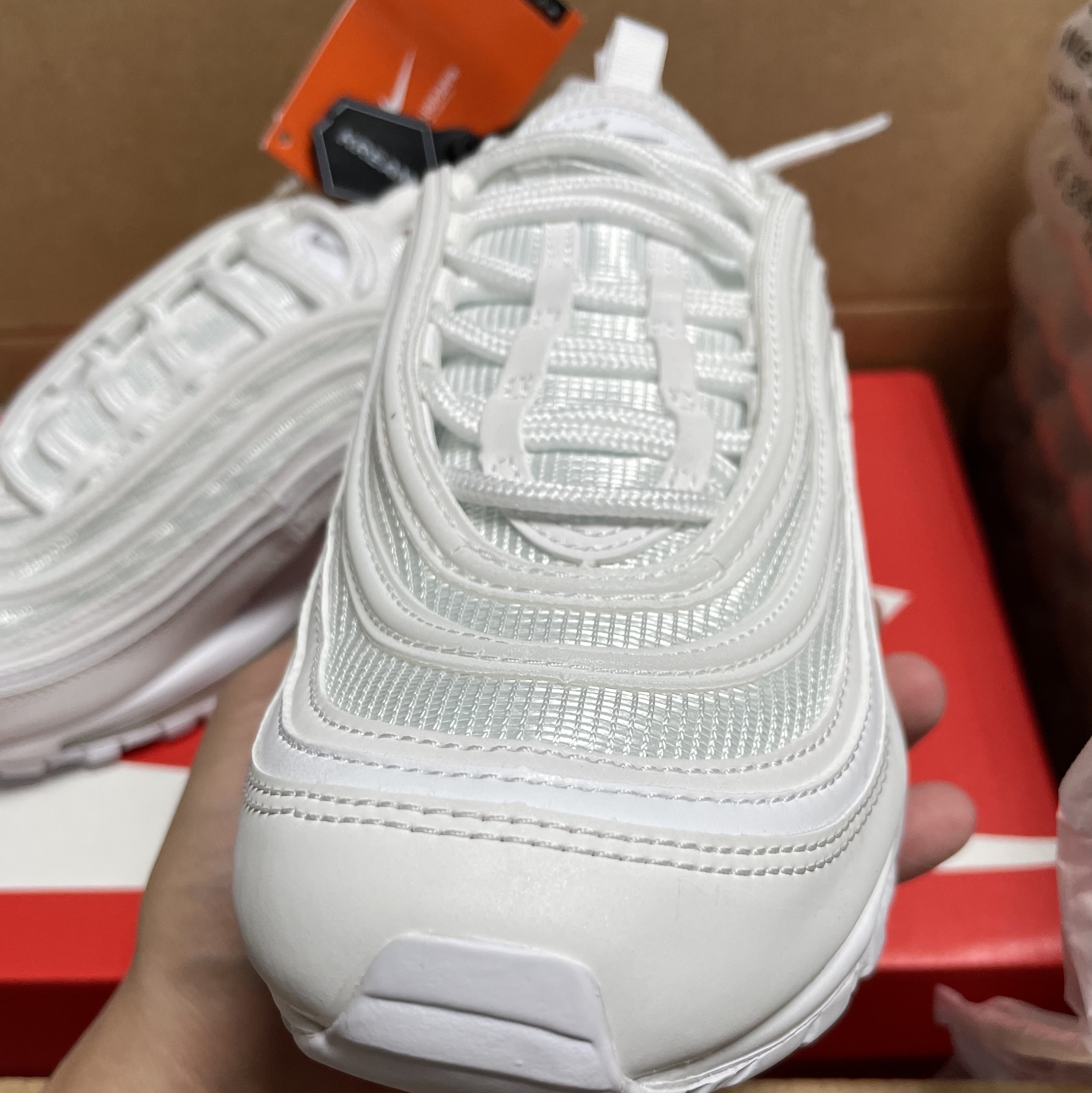 Nike Air Max 97 Triple White Wolf Grey 착용 스타일 - 2