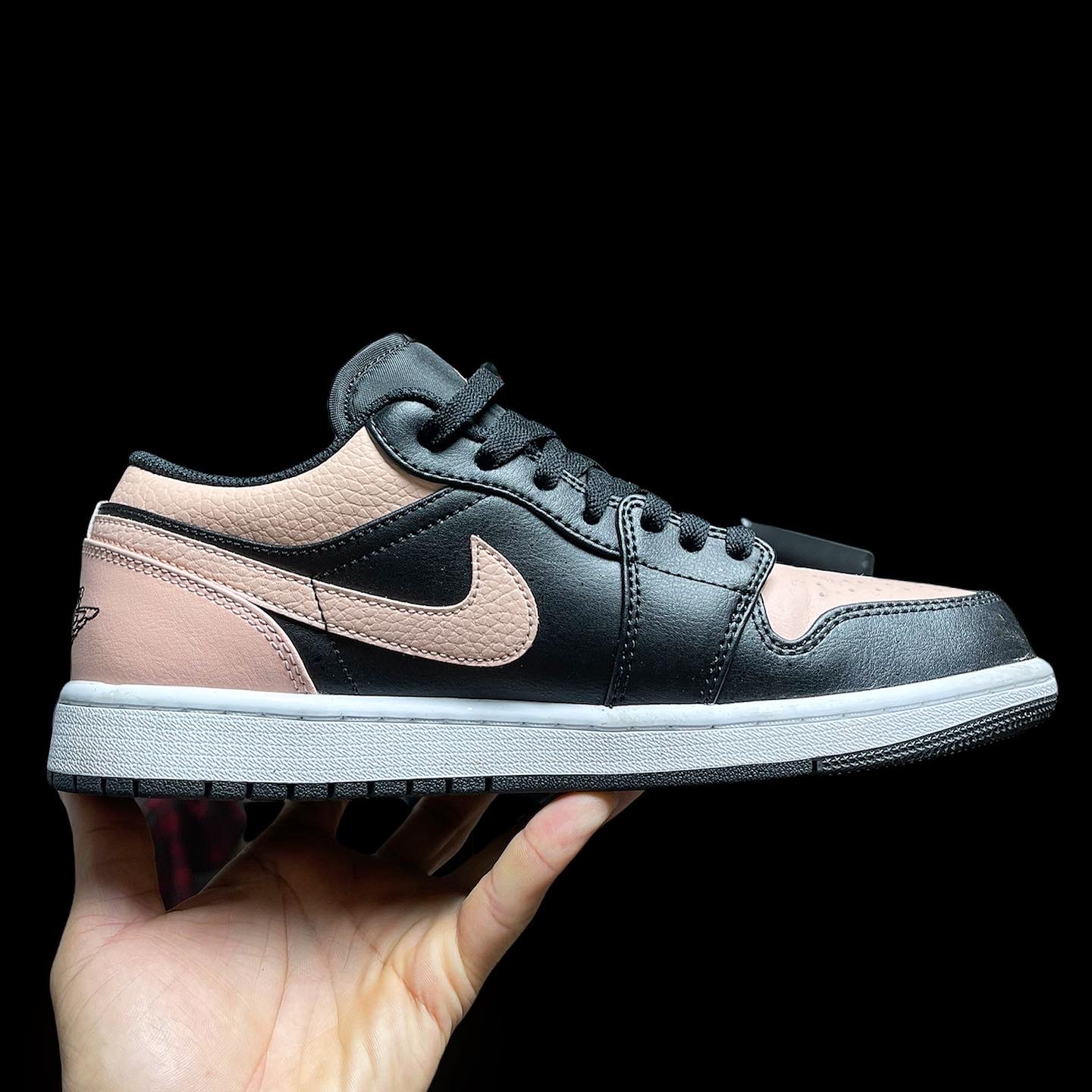 Jordan 1 Low Crimson Tint 착용 스타일 - 2