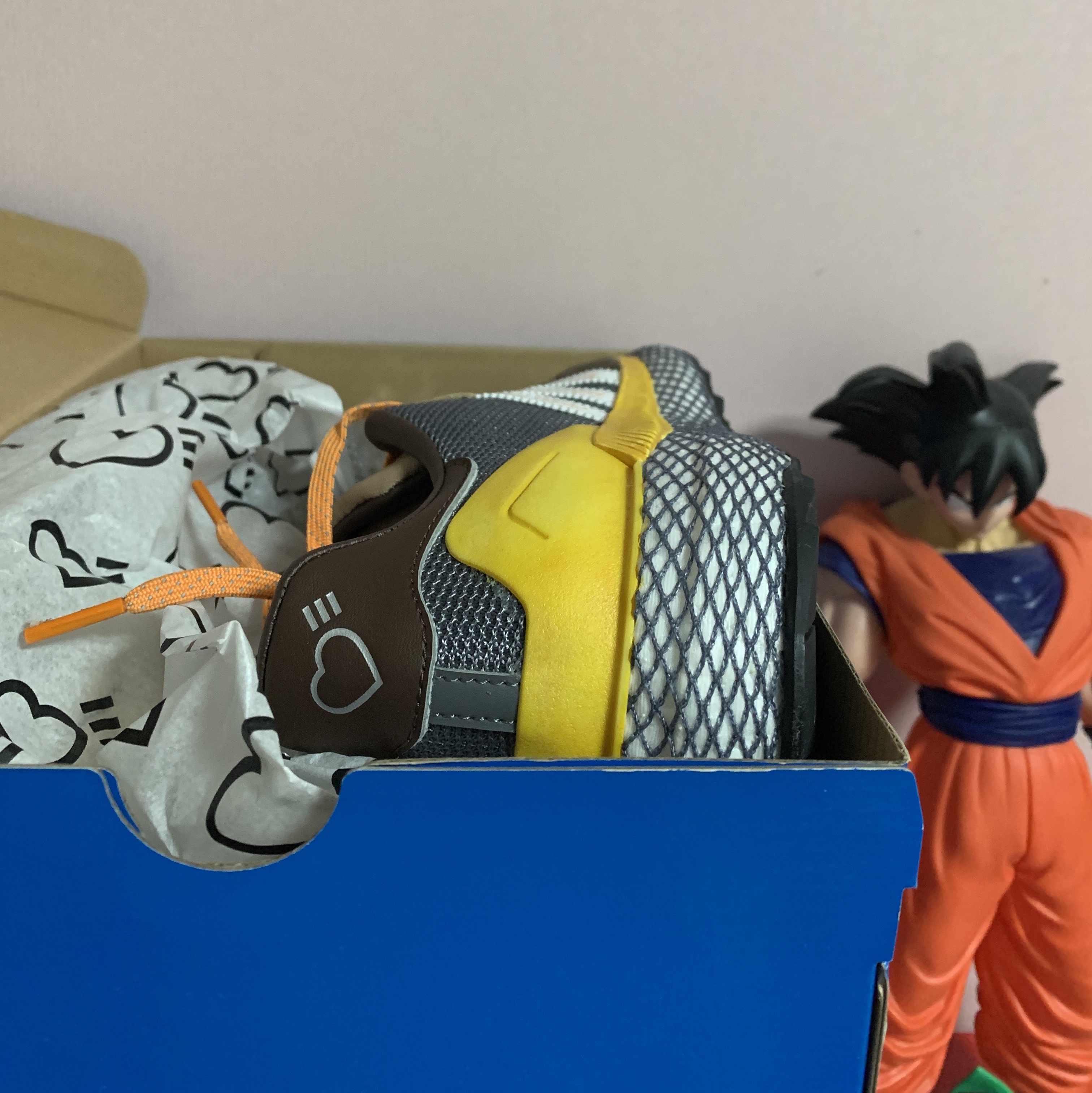 Adidas x Human Made Questar Cardboard 착용 스타일