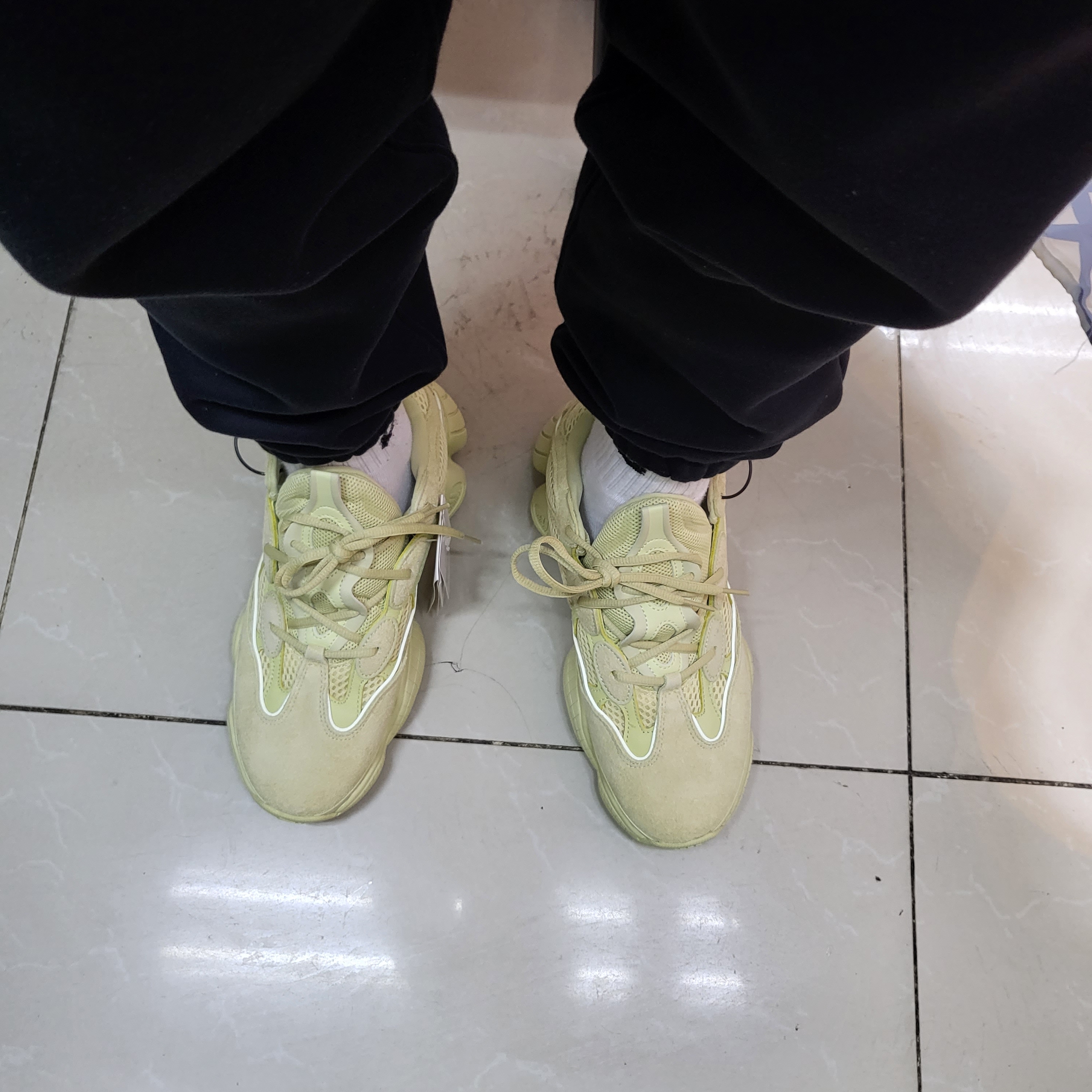 Adidas Yeezy 500 Super Moon Yellow 착용 스타일 - 3