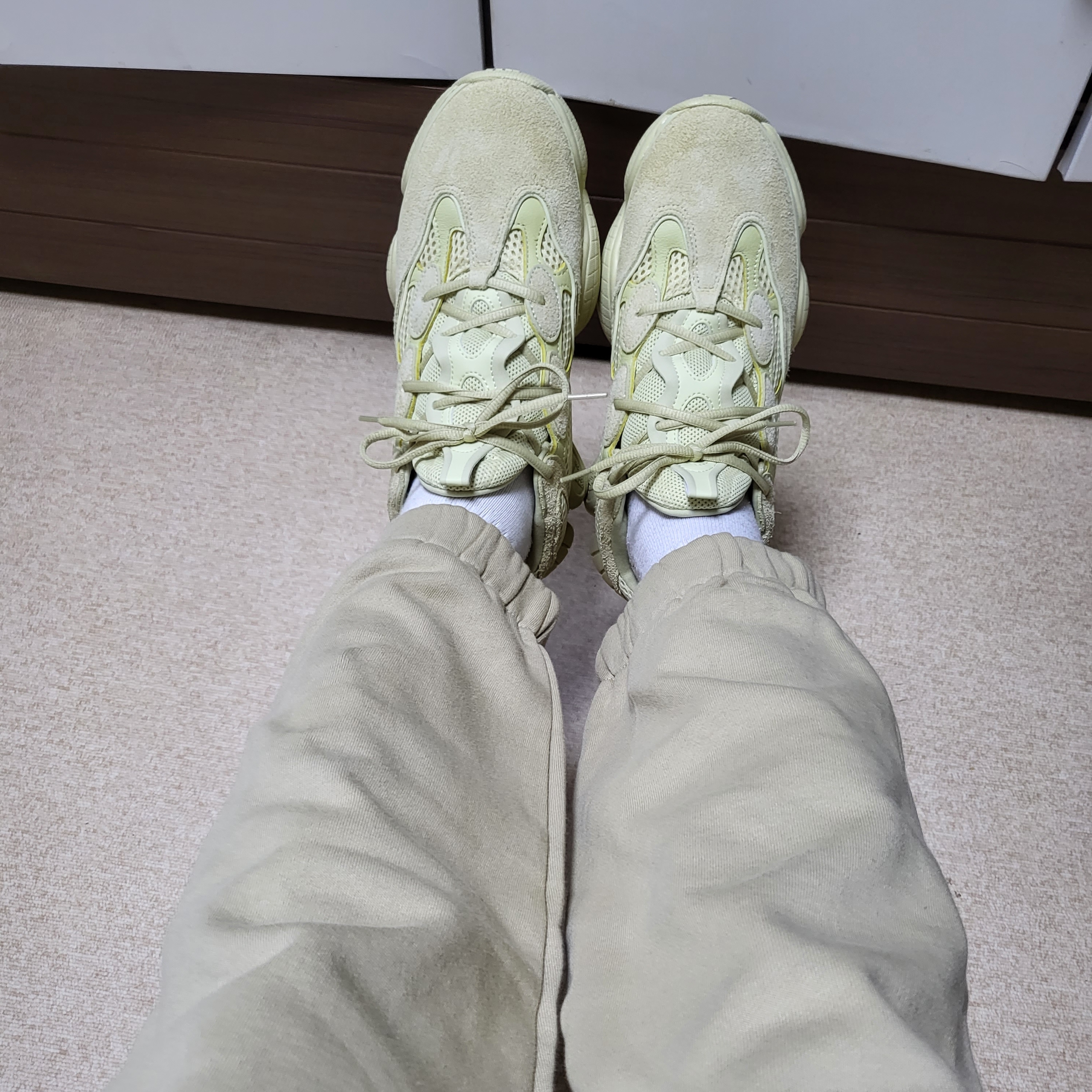 Adidas Yeezy 500 Super Moon Yellow 착용 스타일 - 5