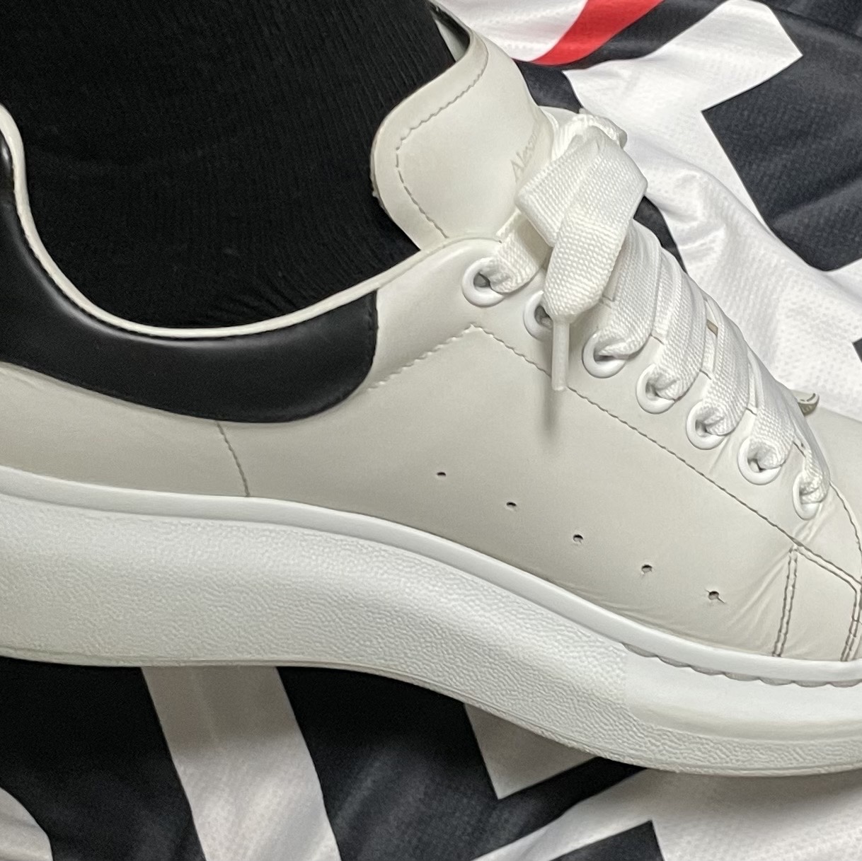 Alexander McQueen Oversized Sneakers White Black 착용 스타일 - 2