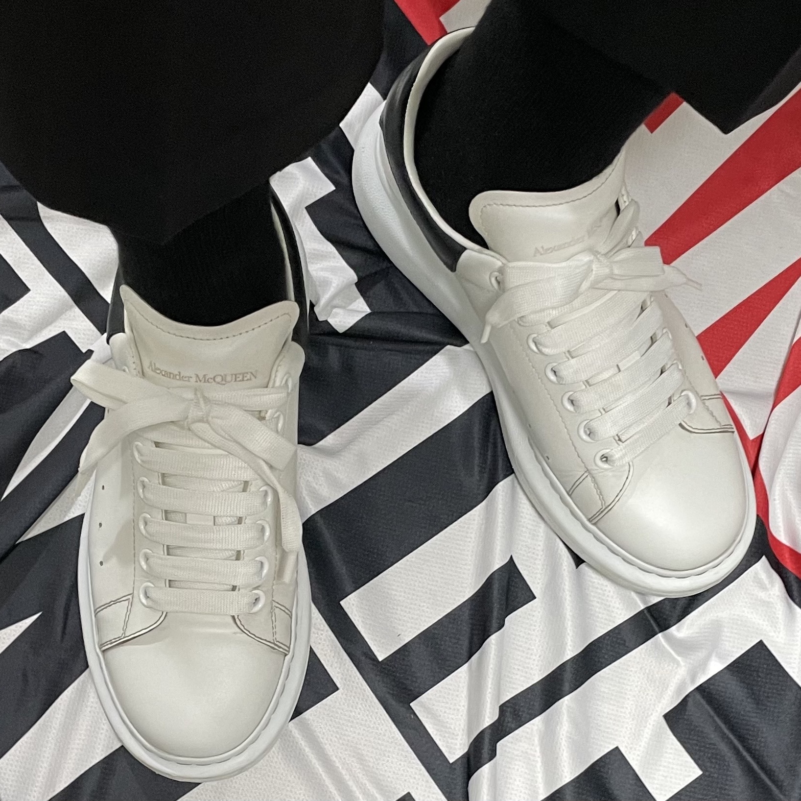 Alexander McQueen Oversized Sneakers White Black 착용 스타일 - 1
