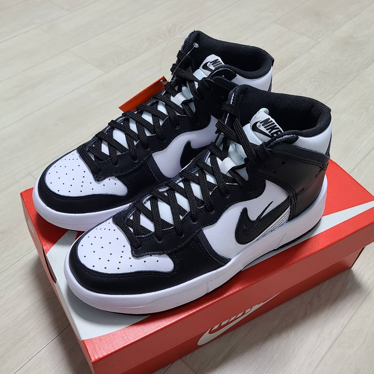 (W) Nike Dunk High Up Black and White 착용 스타일 - 2