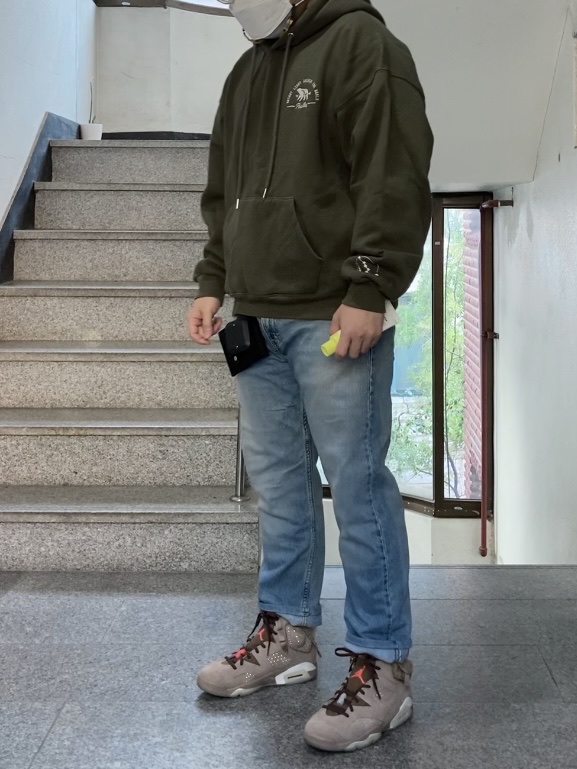 Jordan 6 x Travis Scott Retro SP British Khaki 착용 스타일 - 2