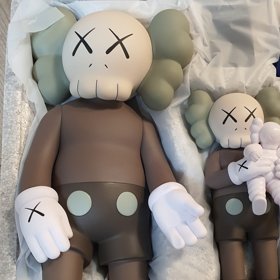 Kaws Family Vinyl Figure Brown Blue White 착용 스타일