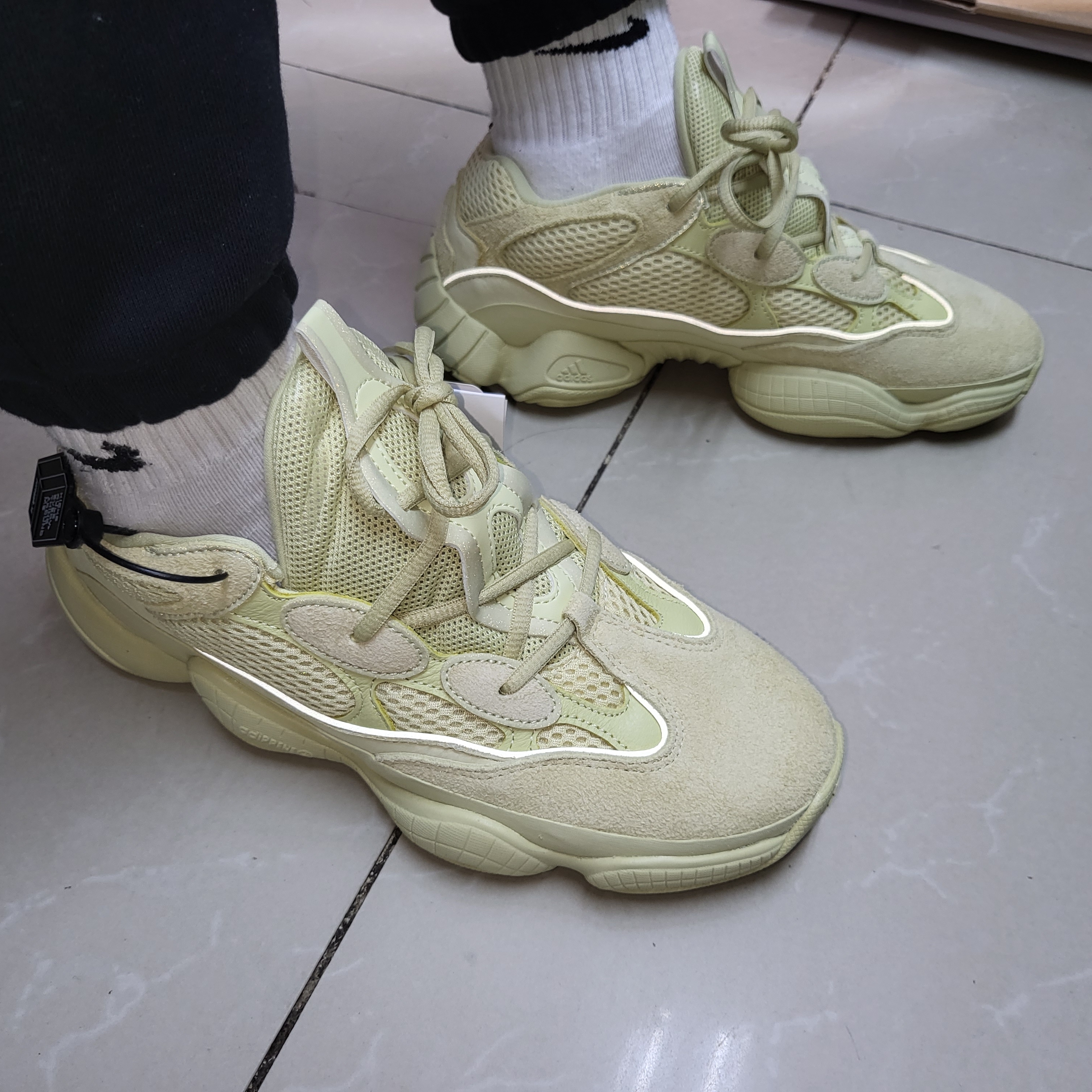Adidas Yeezy 500 Super Moon Yellow 착용 스타일 - 2