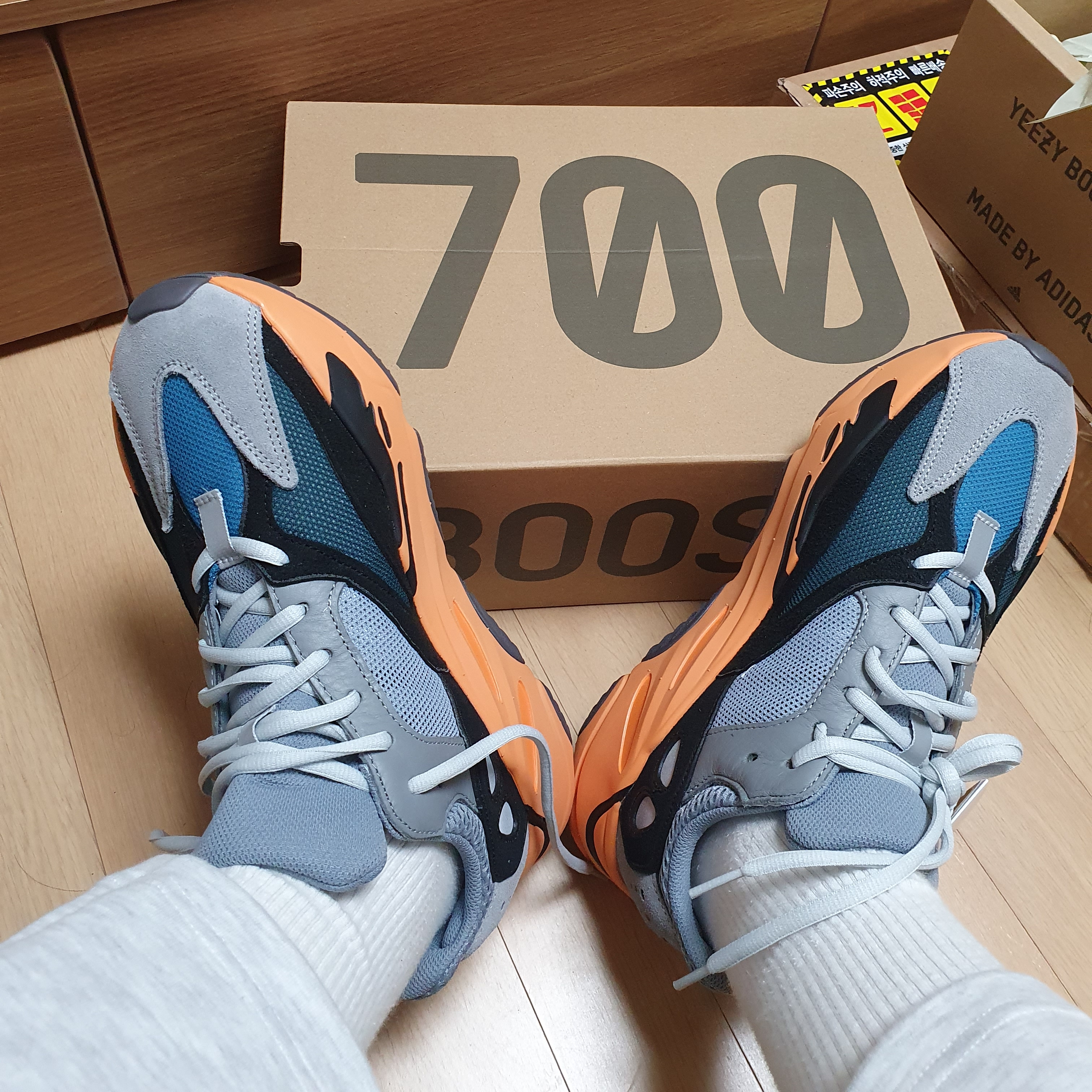 Adidas Yeezy Boost 700 Wash Orange 착용 스타일 - 1