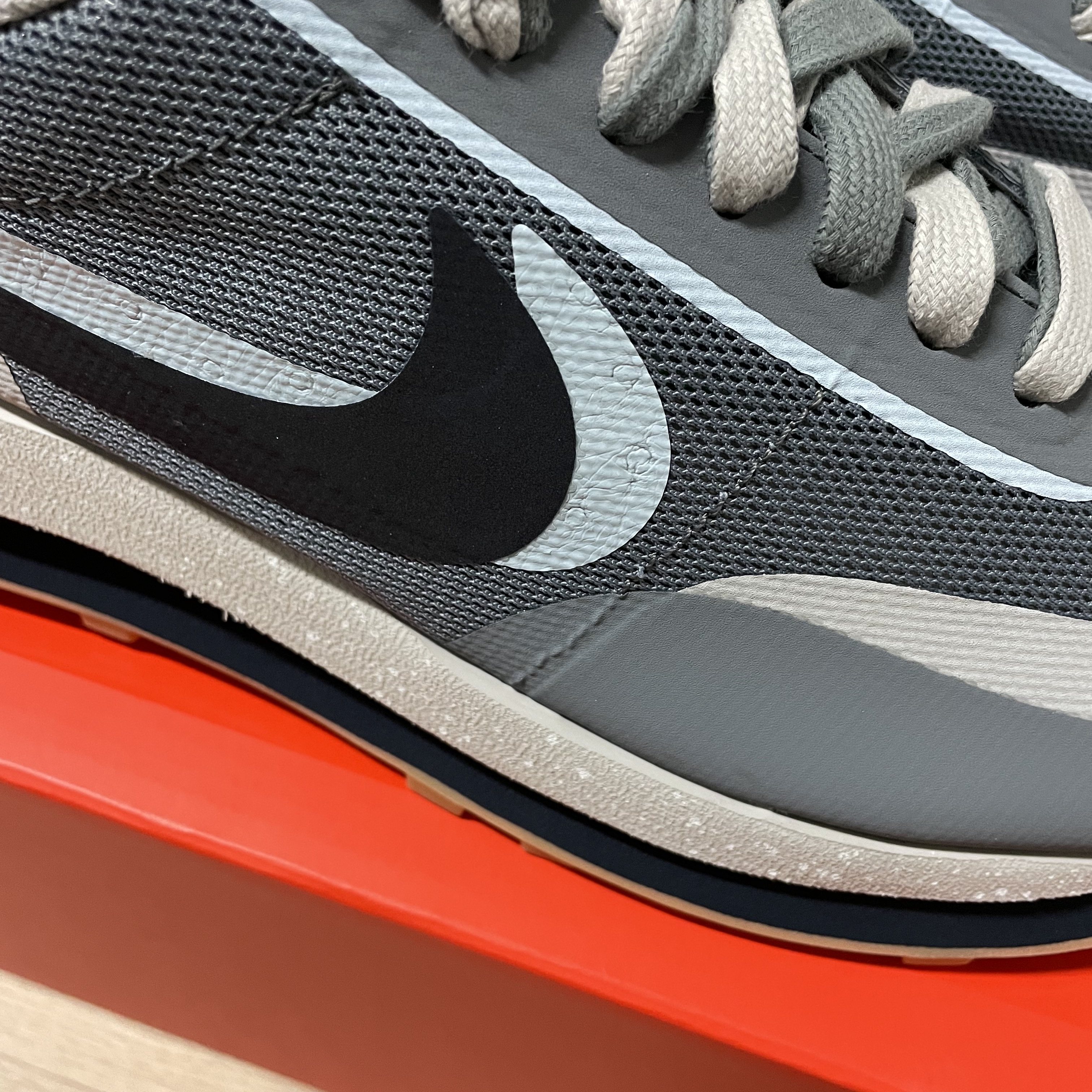 Nike x Sacai x Clot LDWaffle Cool Grey 착용 스타일 - 2