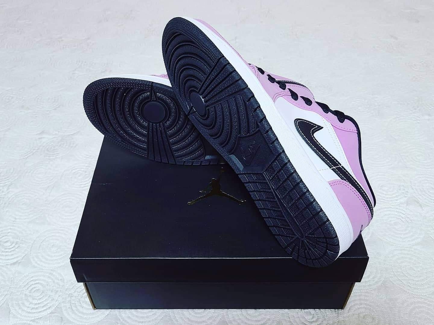 Jordan 1 Low SE Violet Shock 착용 스타일 - 4